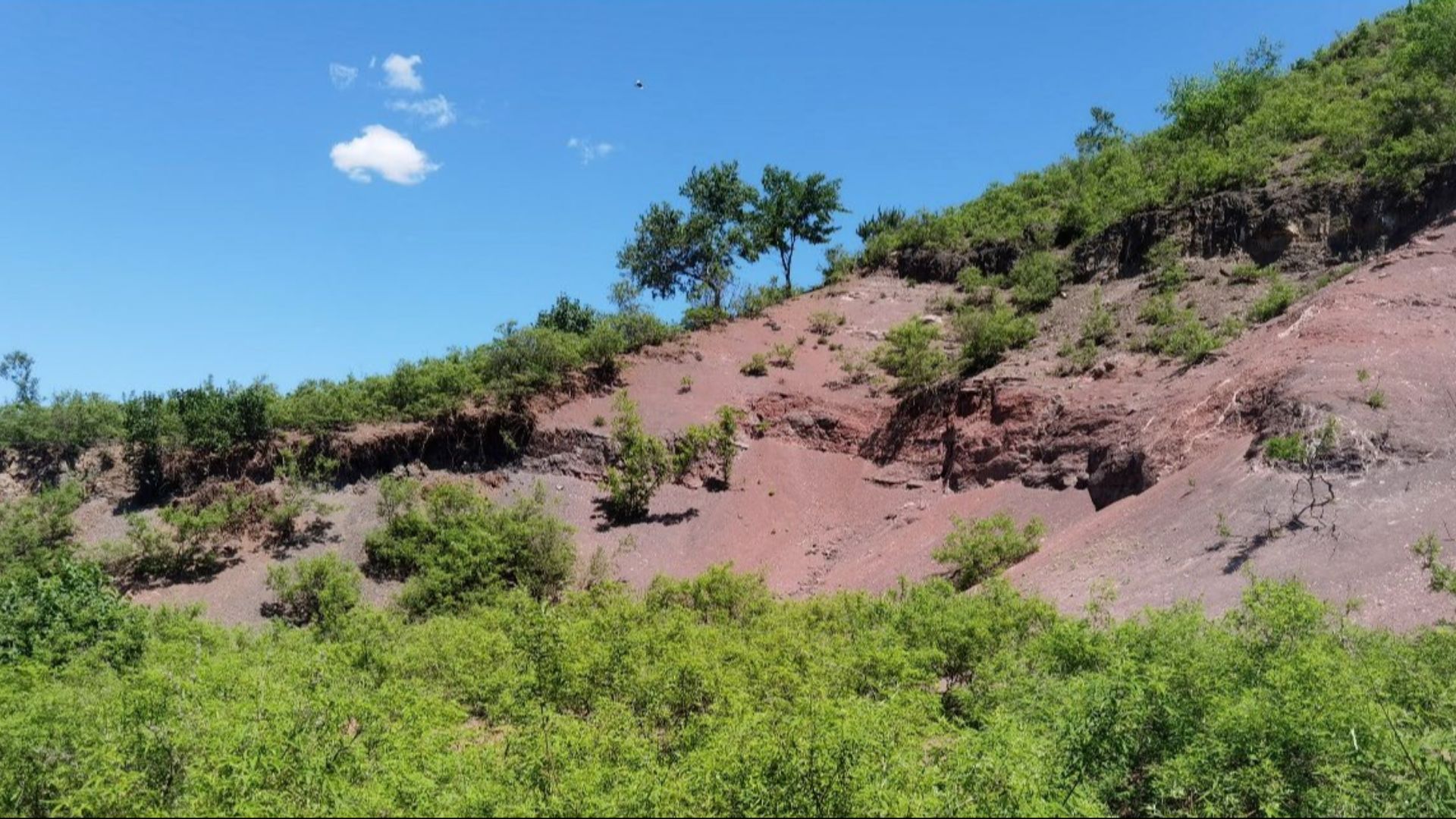 File:Yixian Formation - Lujiatun Unit outcrop.png