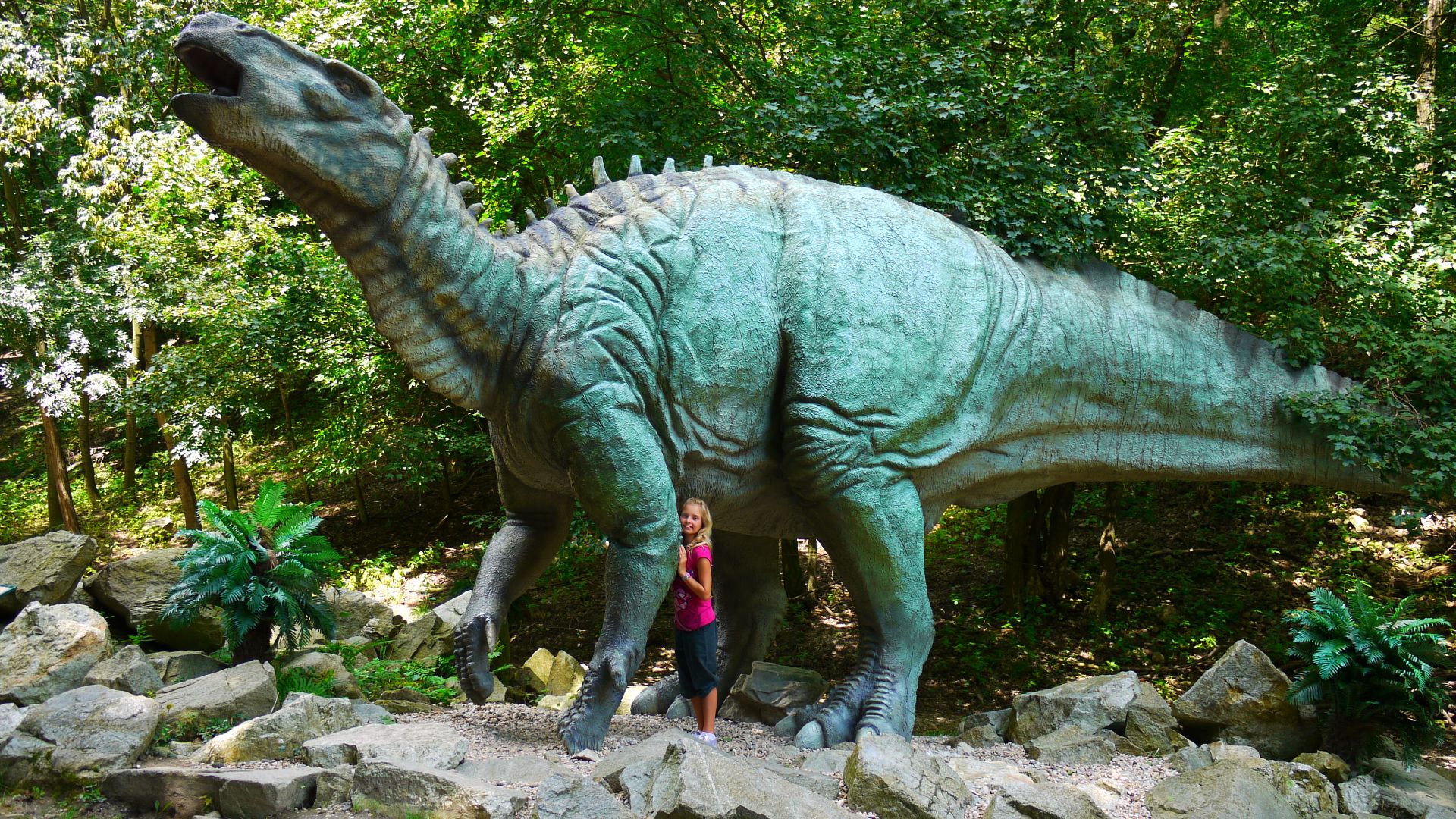 File:Iguanodon, DinoPark Bratislava.JPG
