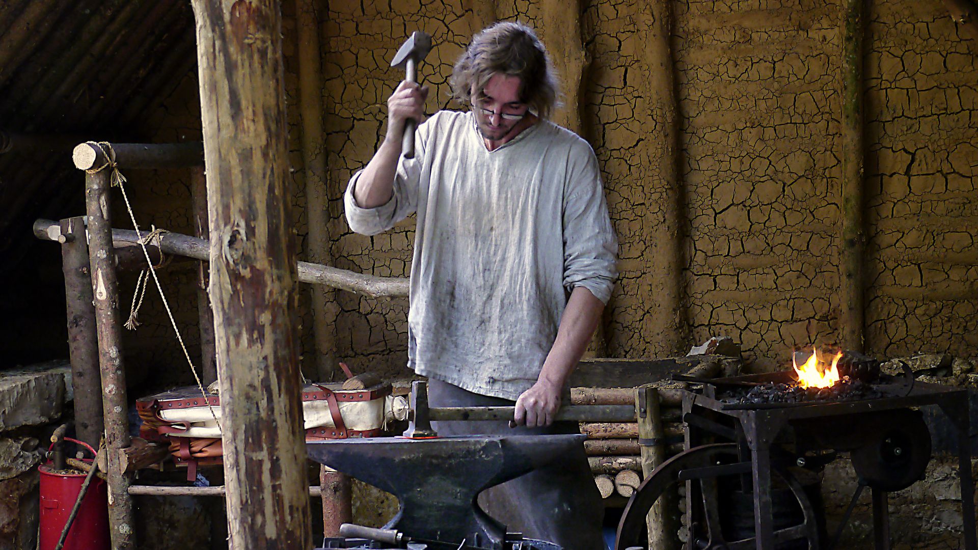 File:Blacksmith at the medieval reconstruction side Camous Galli.jpg