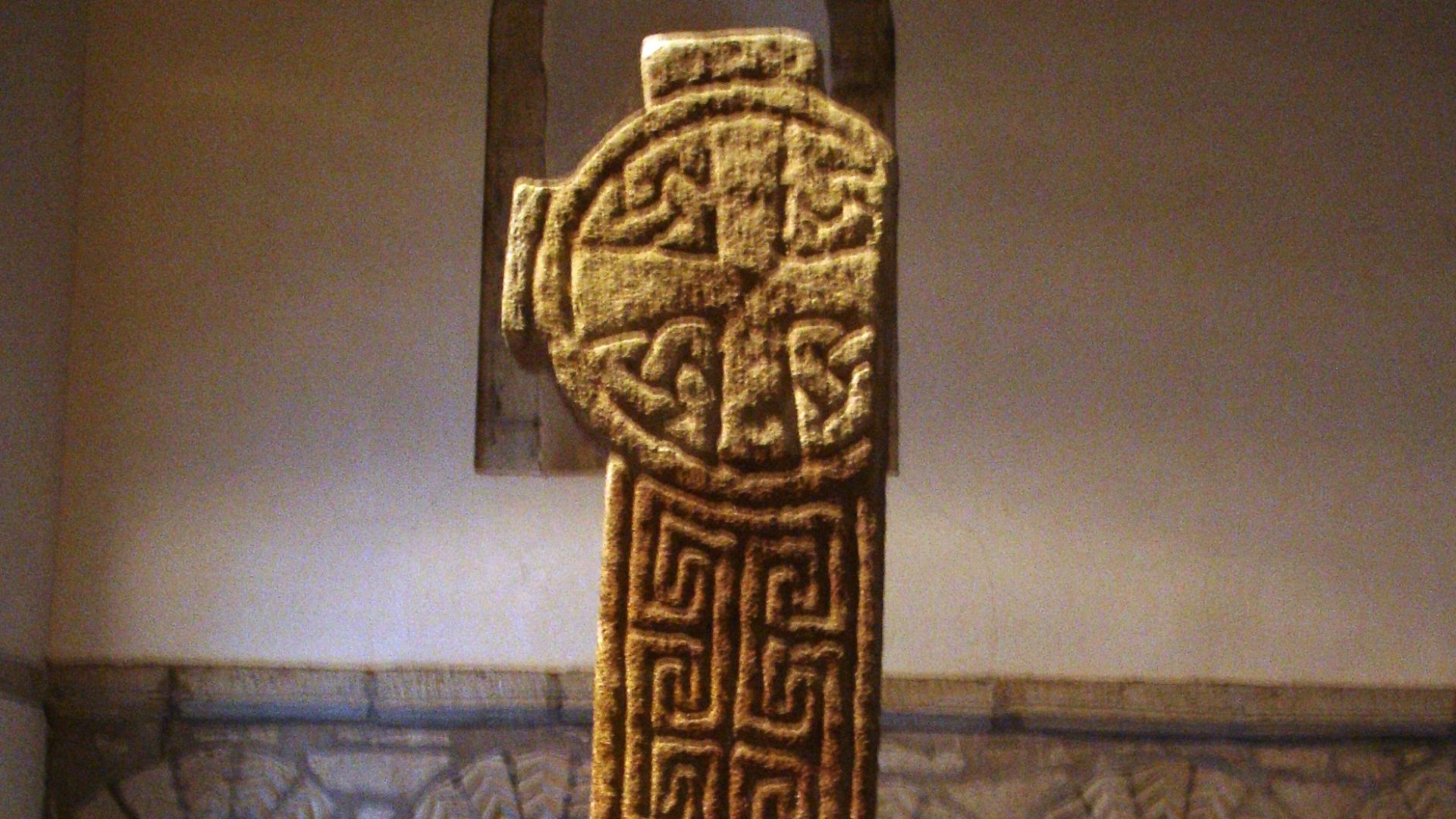 File:Cross St Seiriol's Church.JPG