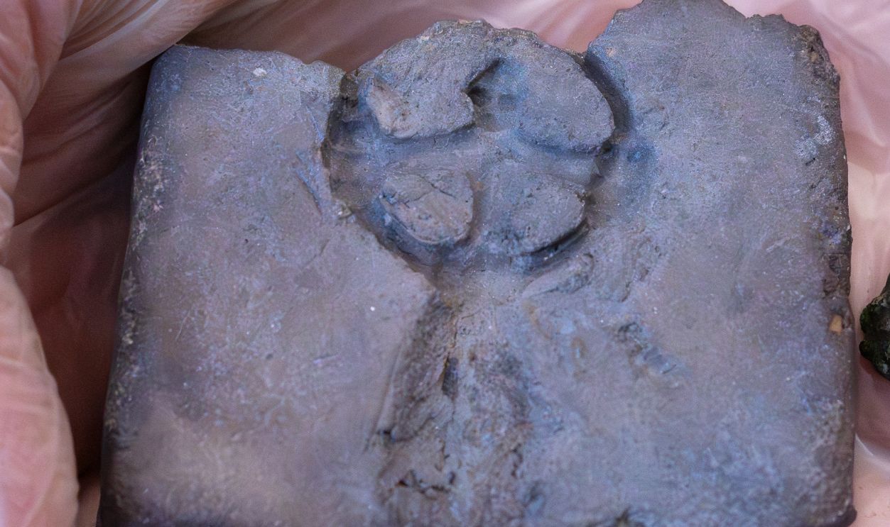2257248389 Juliane Rangnow, honorary archaeologist, holds the wheel cross from the 10th century that she found and the accompanying casting mold in her hands