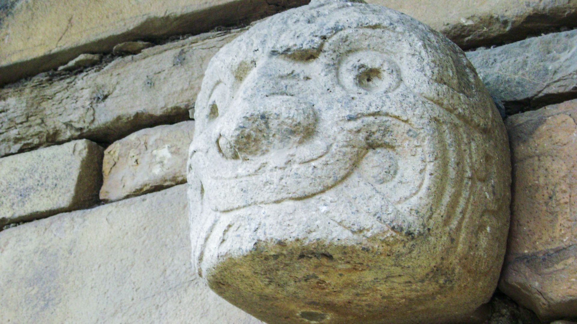 File:Cabeza clava en su ubicacion original 13122009.JPG