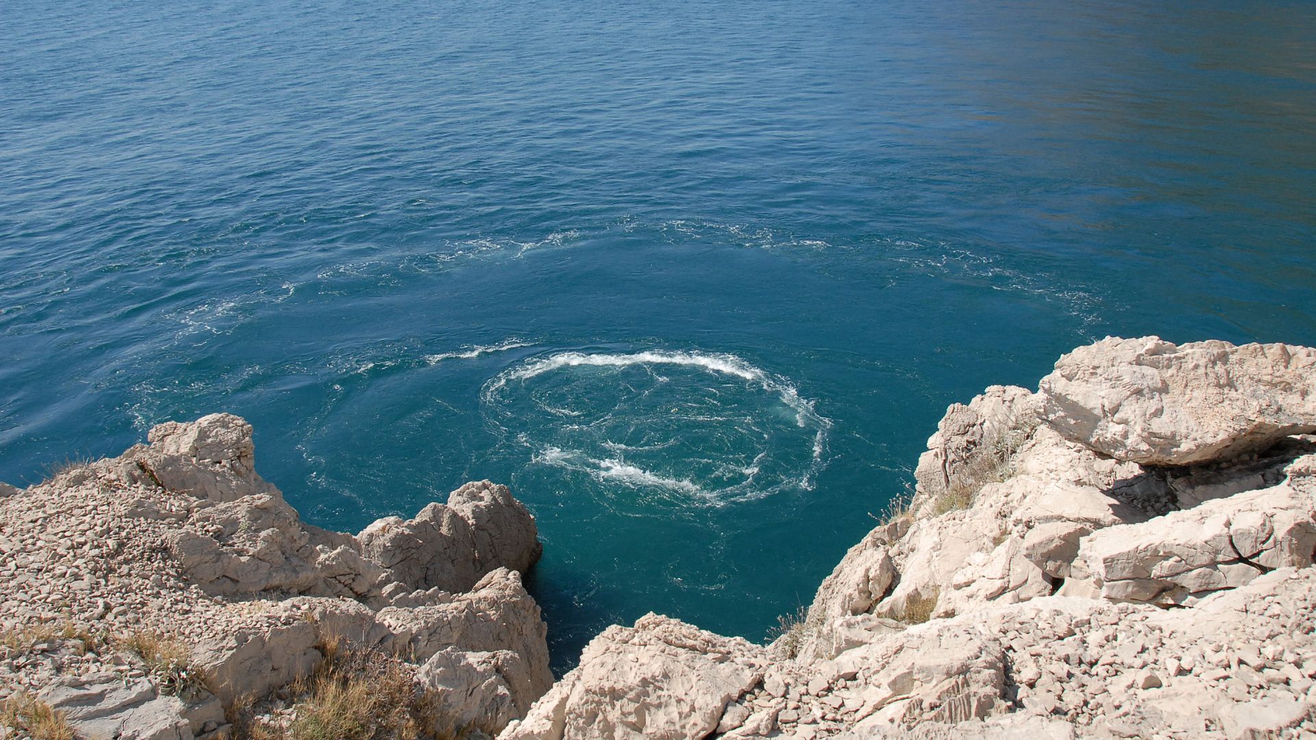 File:Submarine-spring Vrulja-Bay Brela Biokovo Croatia.jpg