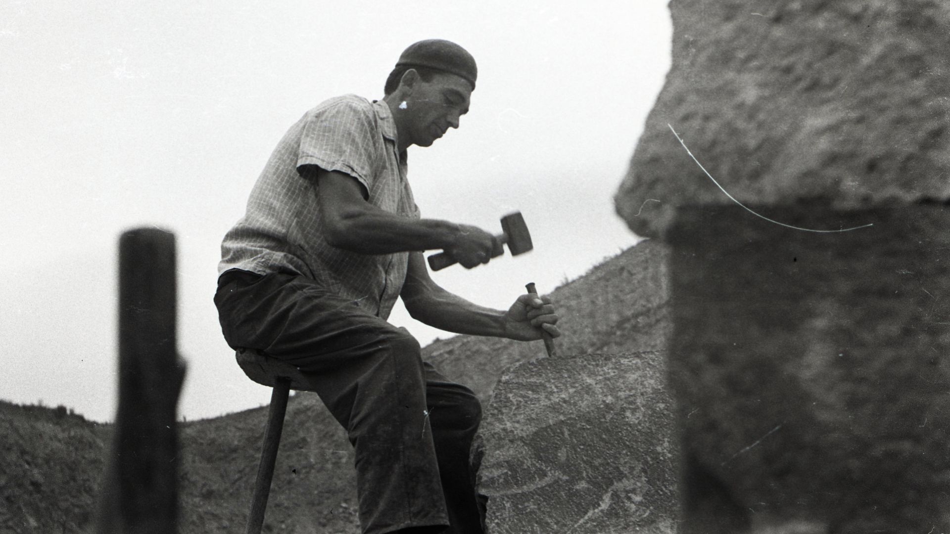 File:Stone-cutter, chisel, beret Fortepan 89605.jpg