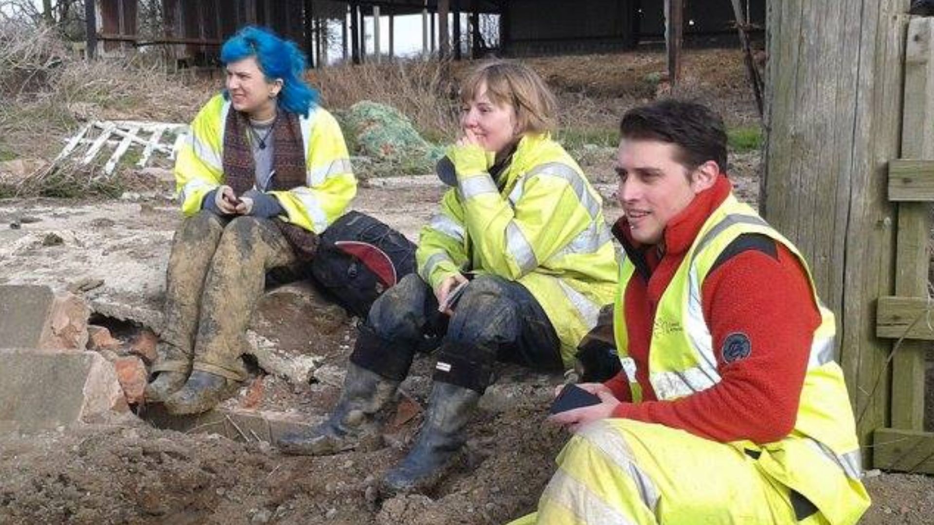 File:Archaeologists enjoying a tea break at the DIRFT III Development Area, Watling Street, Northamptonshire, August 2015 to April 2016.jpg