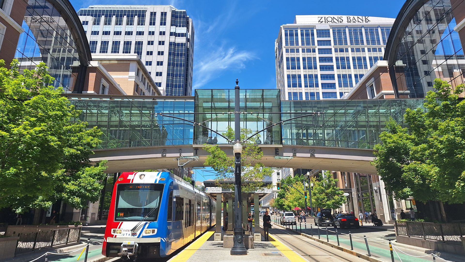 File:City Creek Center, skybridge - Salt Lake City, Utah - 6 July 2024.jpg