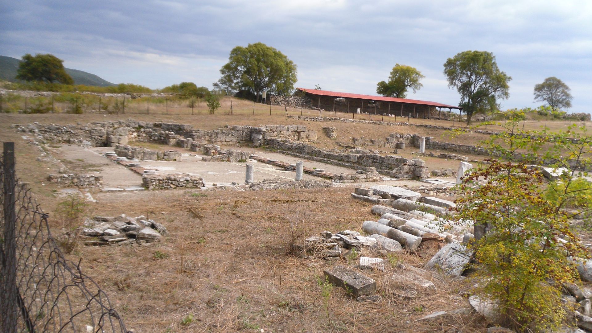 File:Βασιλική Γ΄ Παλαιοχριστιανική Αμφίπολη, Ναός και Αίθριο.jpg
