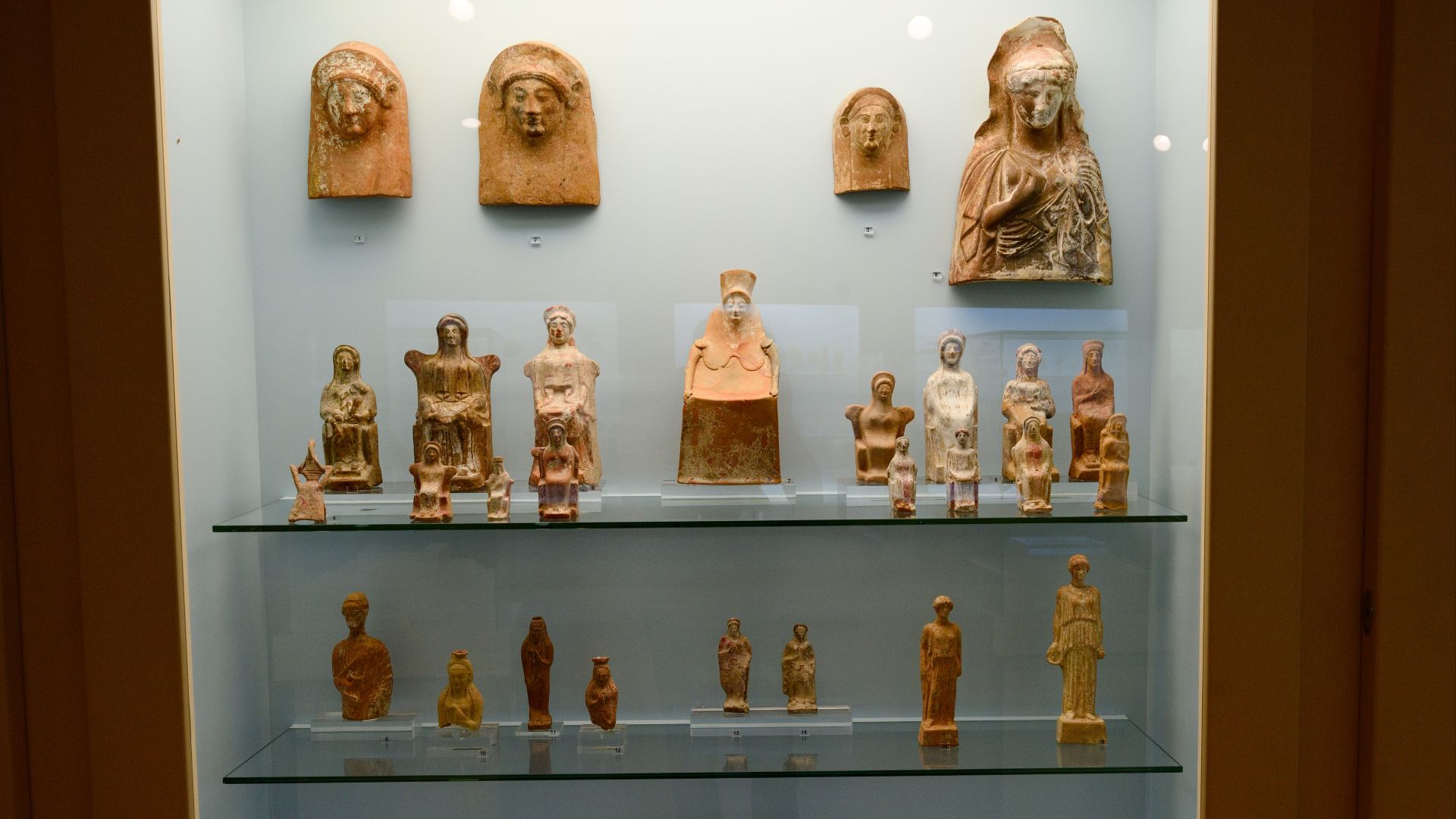 File:Clay figurines and protomes, votive, Kanellopoulos Museum, 225163.jpg