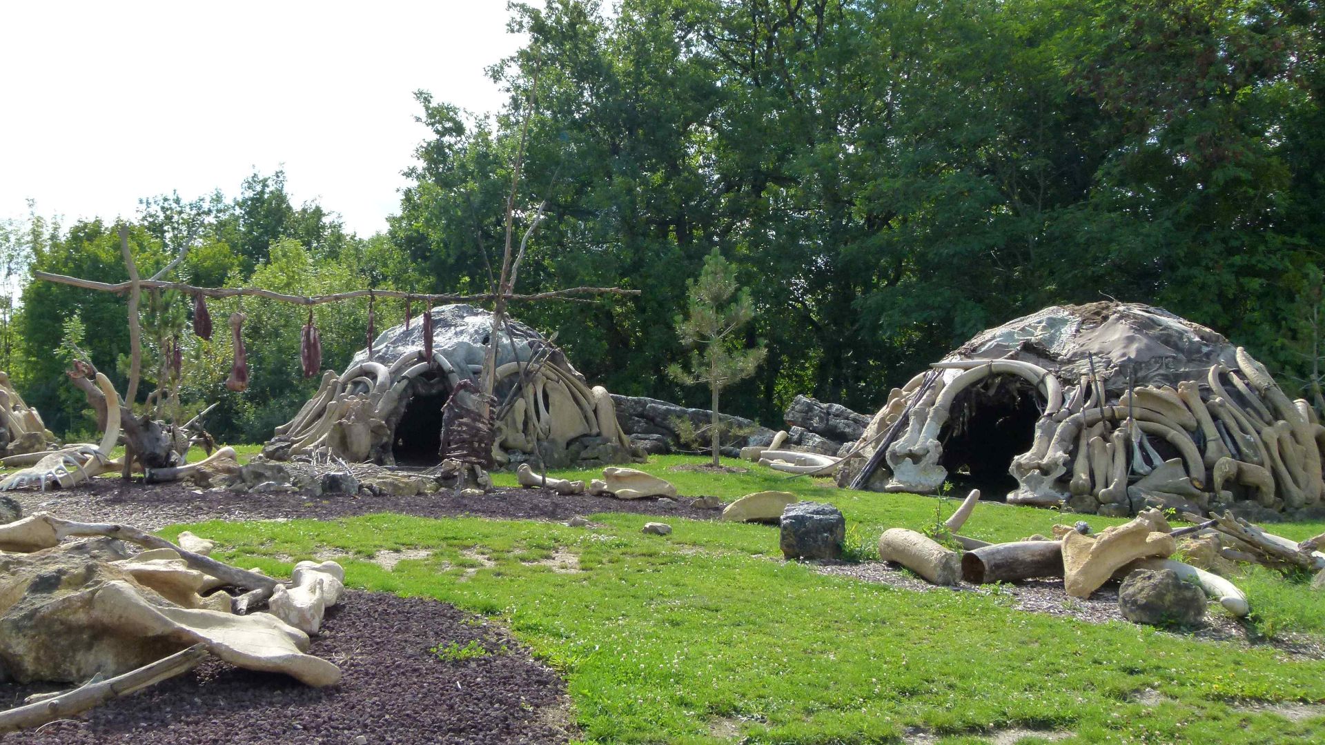 File:Paléosite-st-cesaire abris neandertal.jpg