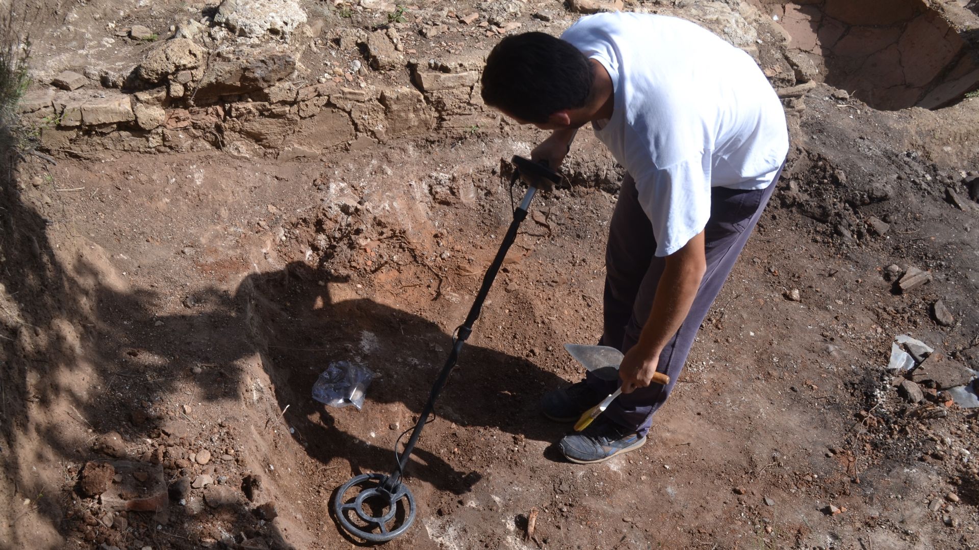 File:Metal detector for coins.jpg