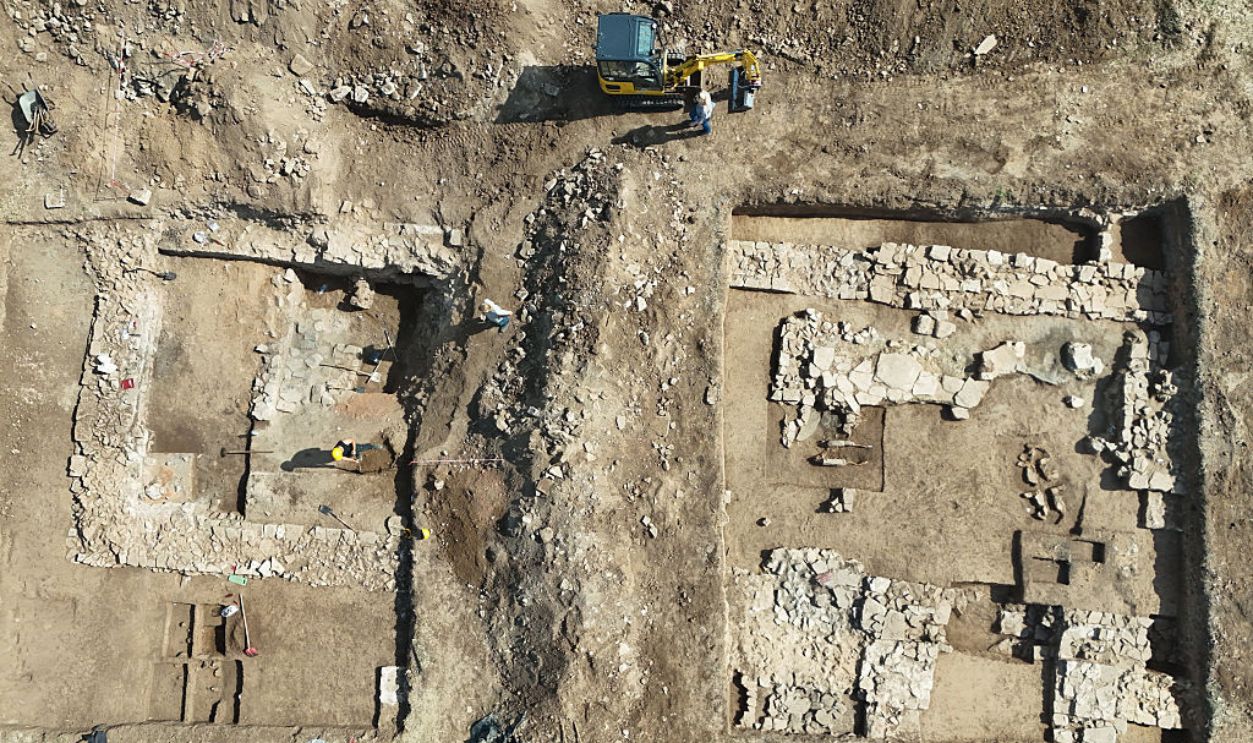 Archaeologists from the Saxony-Anhalt State Office for the Preservation of Monuments 