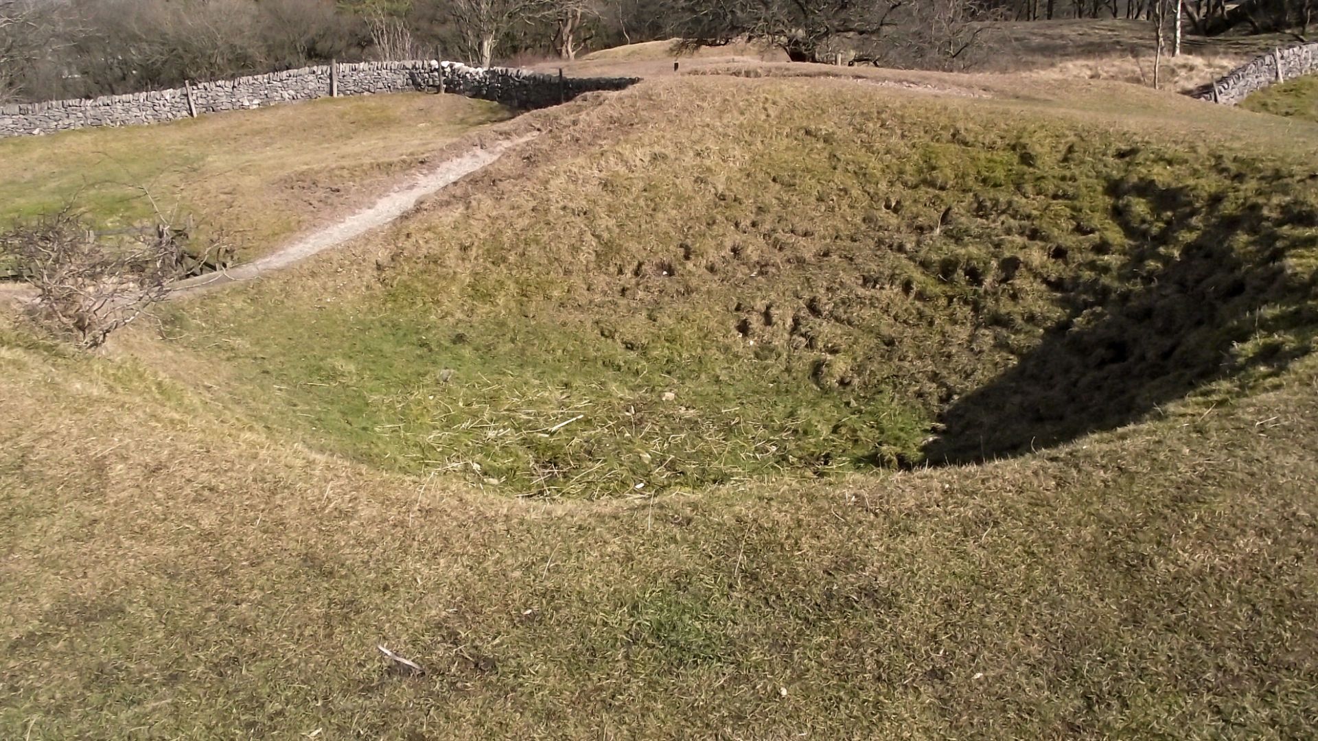 File:Remains of a lime kiln at Grin Low.jpg