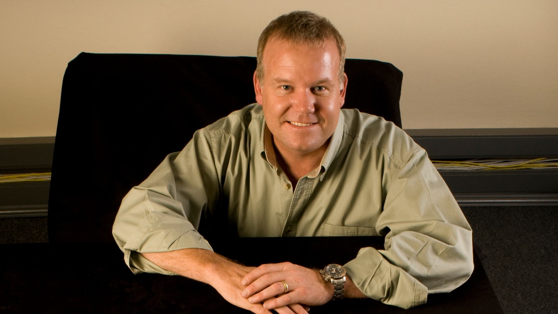 File:Lee Berger and Australopithecus sediba.JPG