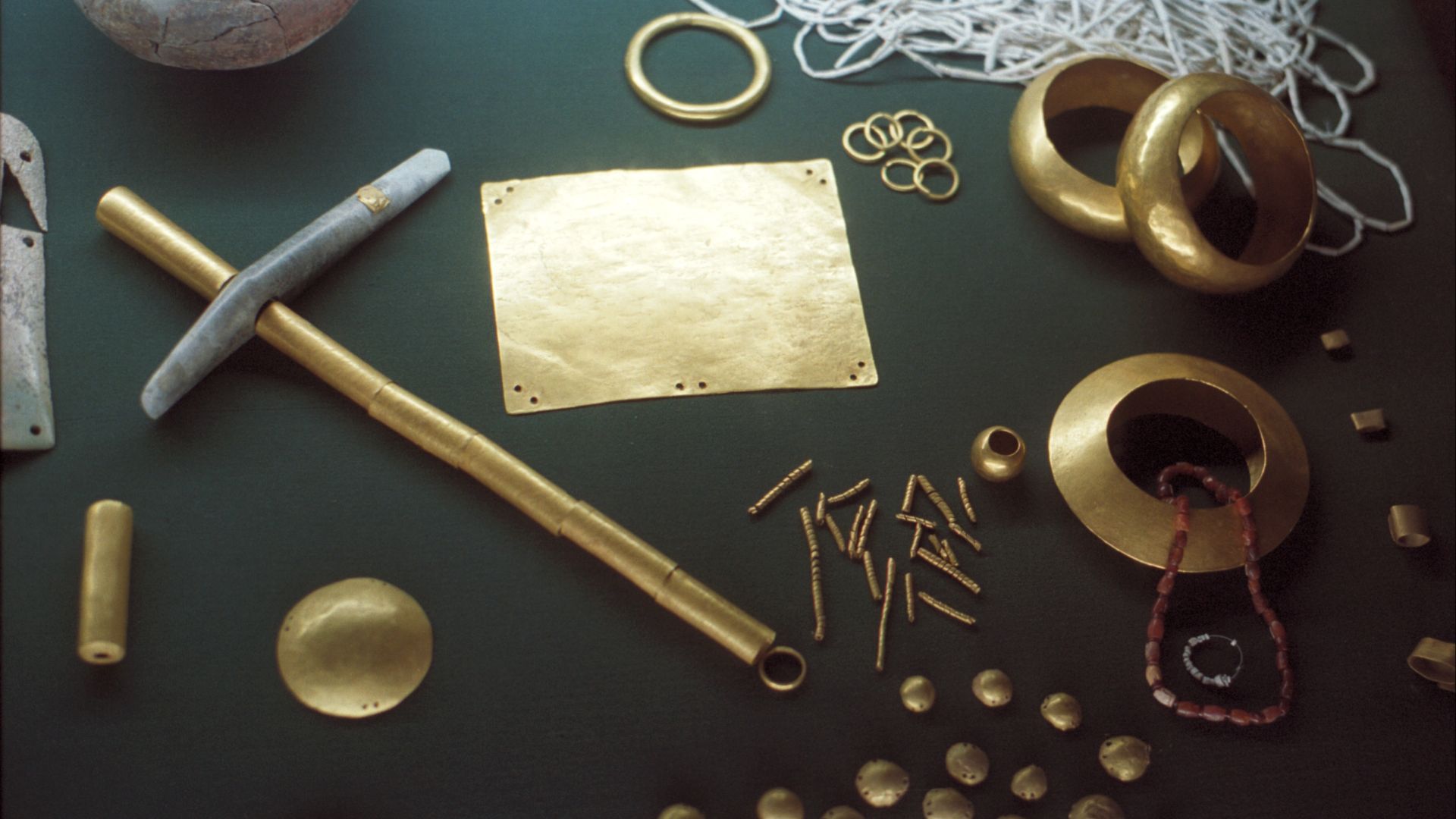 File:Gold treasure, 4600-4200 BC, AM Varna, Varm24.jpg