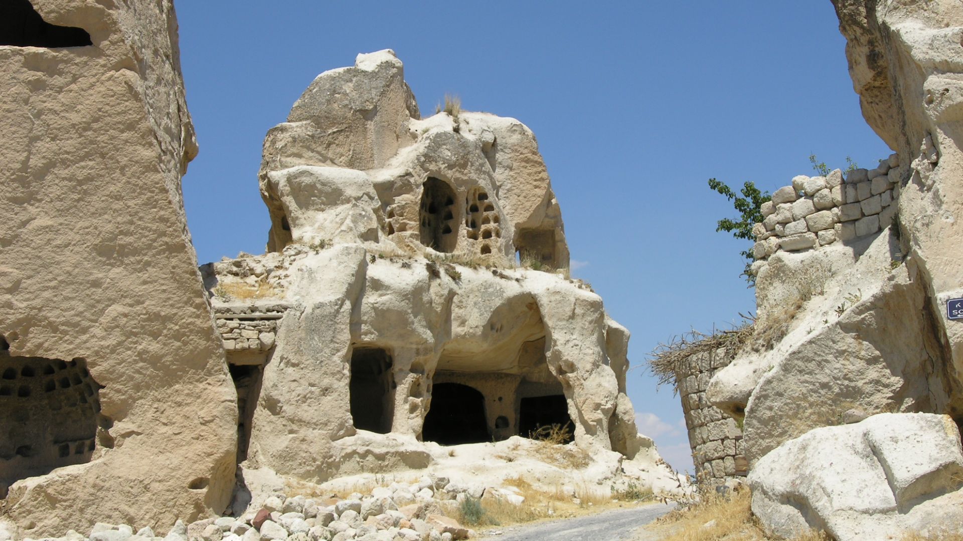 File:Göreme National Park and the Rock Sites of Cappadocia-110763.jpg