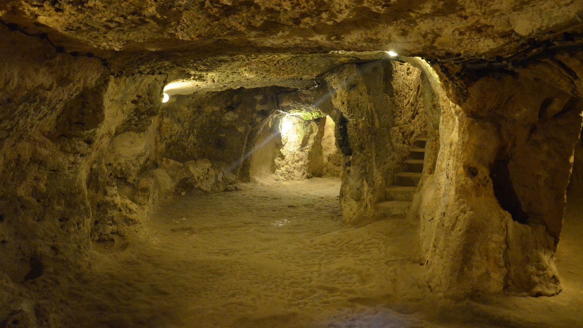 File:DERINKUYU UNDERGROUND CITY - panoramio (2).jpg