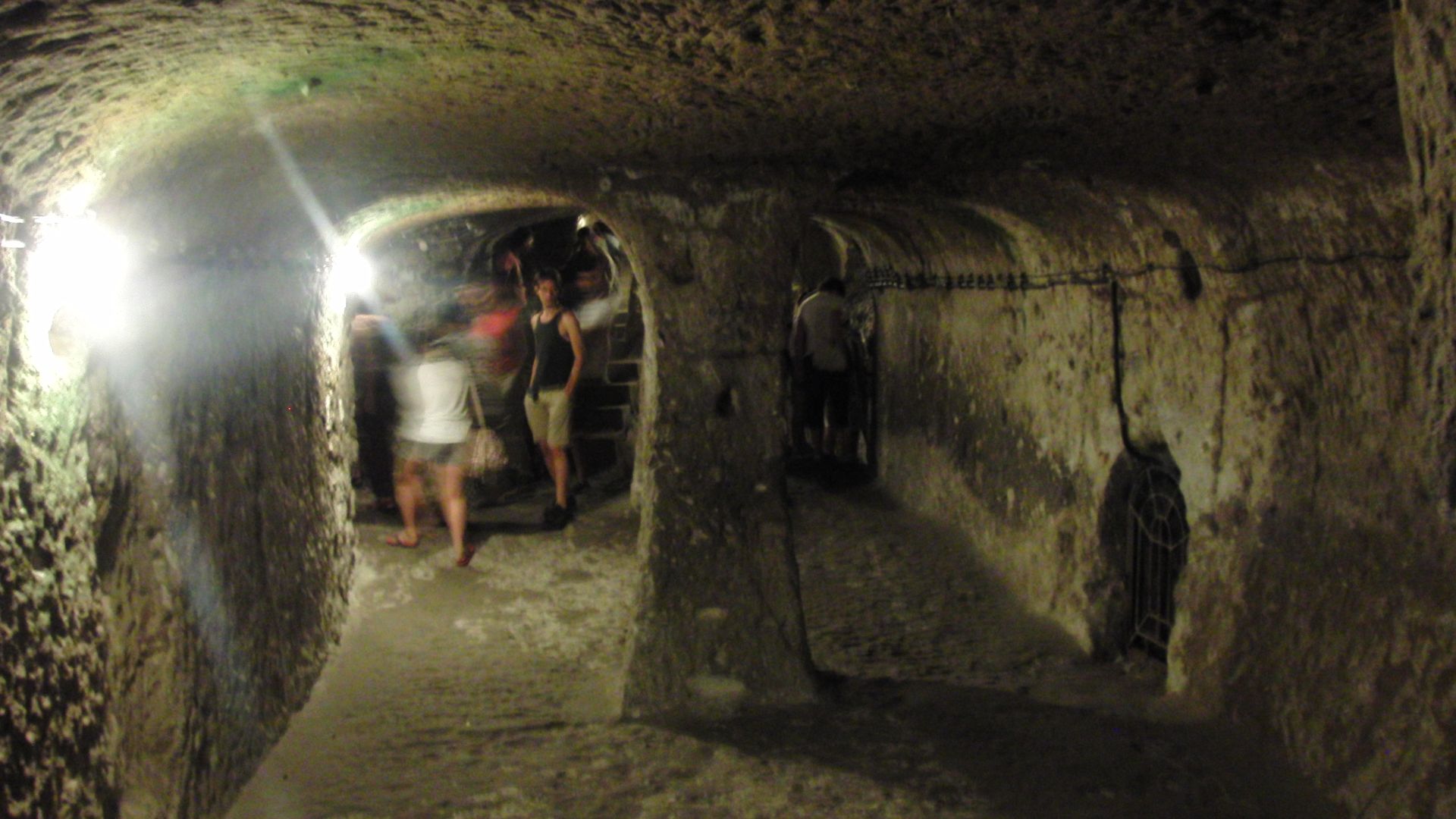 File:Derinkuyu chamber.jpg