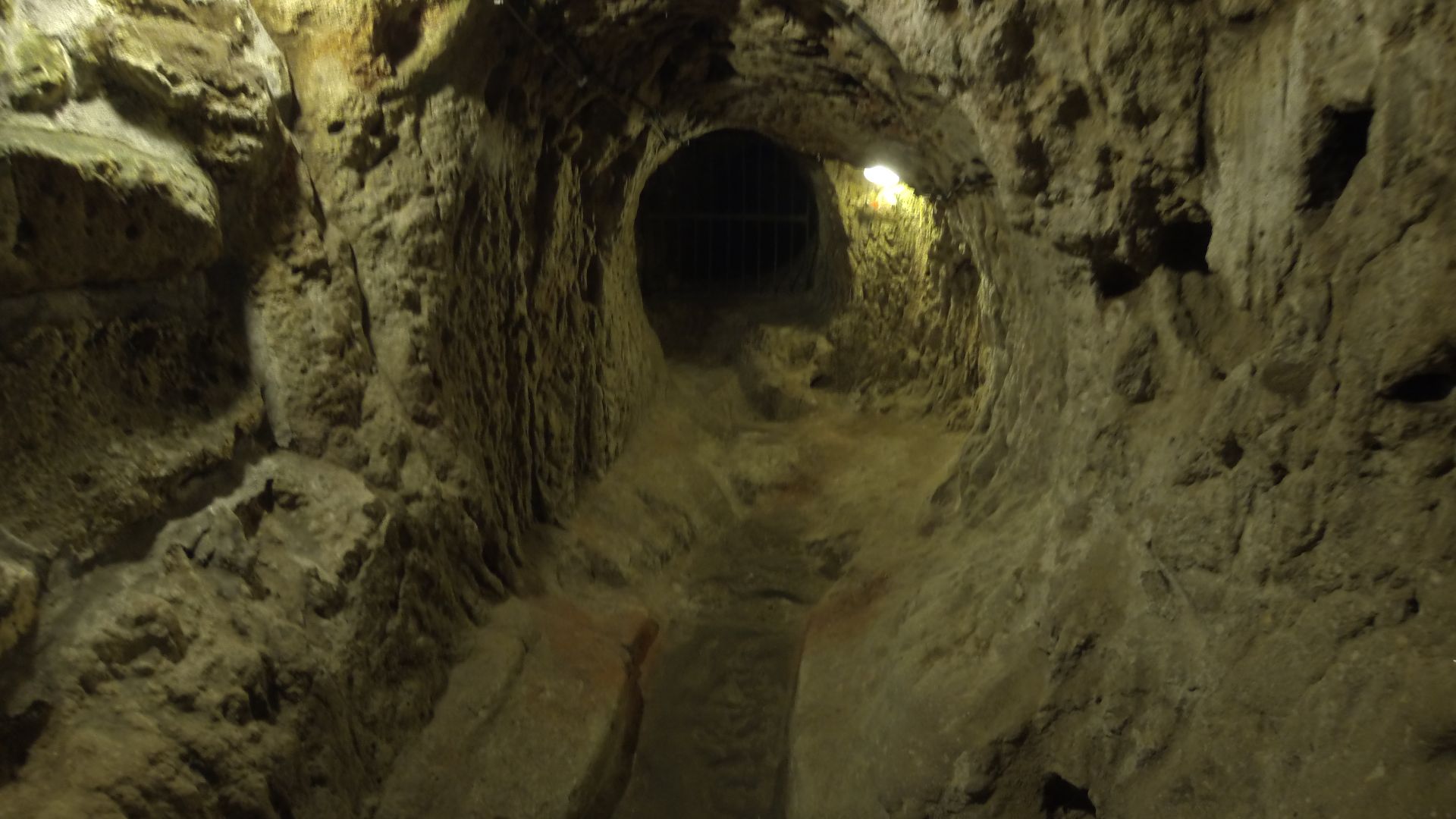 File:Derinkuyu Underground City 9778 Nevit.jpg