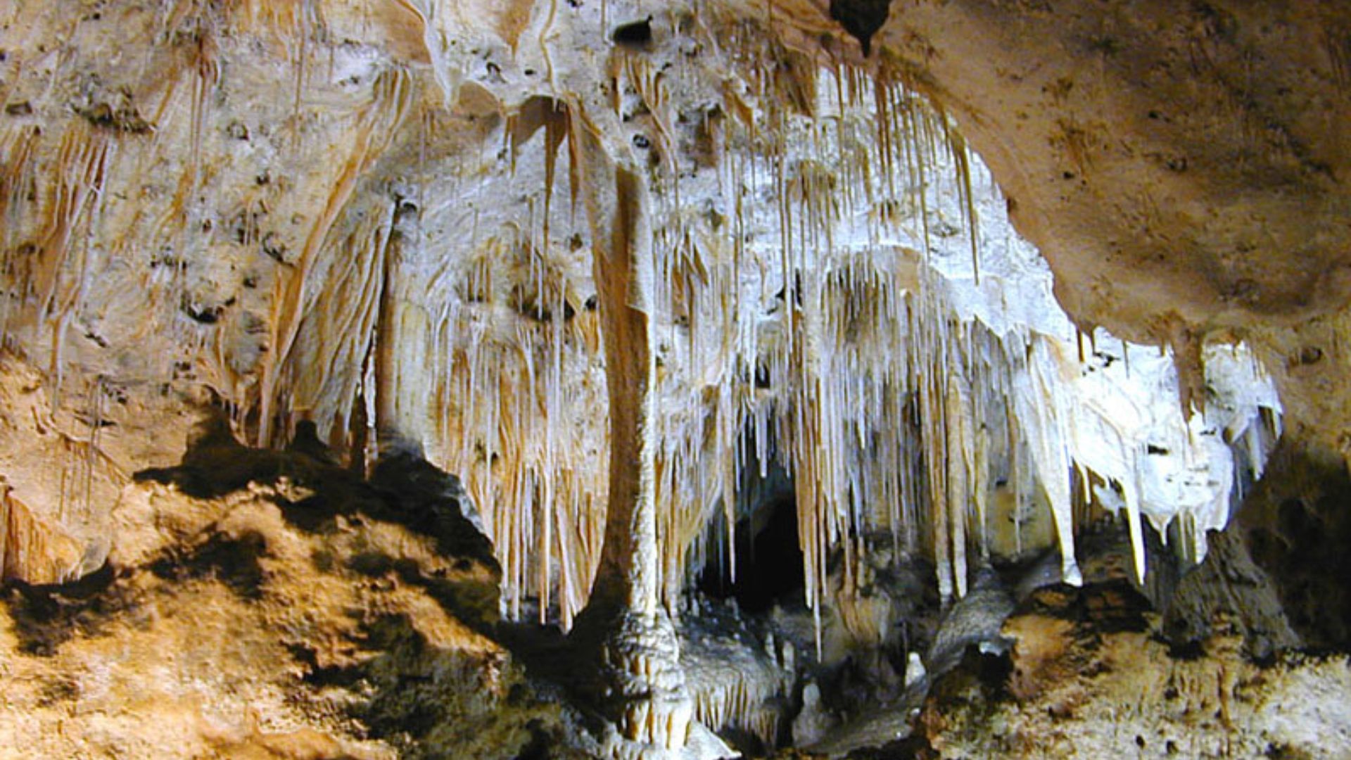 File:Carlsbad Interior Formations.jpg