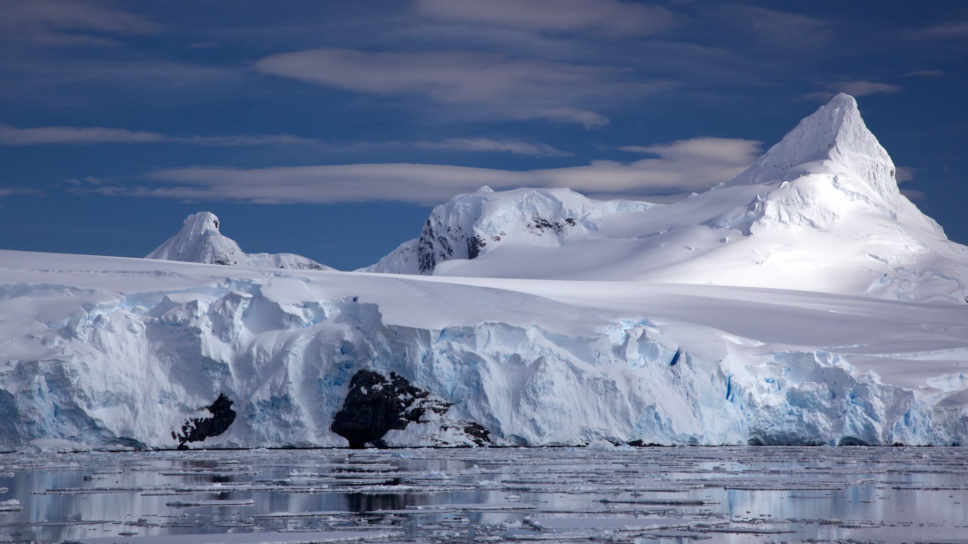 File:Glacier on Antarctic coast, mountain behind.jpg
