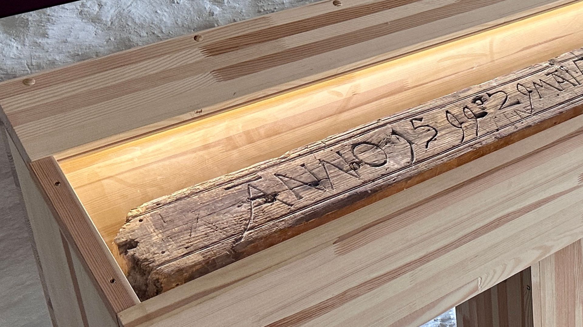 File:VARDØ VARDØHUS Festning Fortress 1737 NORWAY Barakken (Slaveriet 1745) KONGESTOKKEN 1599 trebjelke Kongelige navn risset inn Museum Barrack KING'S LOG Christian IV Incised signatures of royals wooden beam 2023-07 IMG 9163.jpg