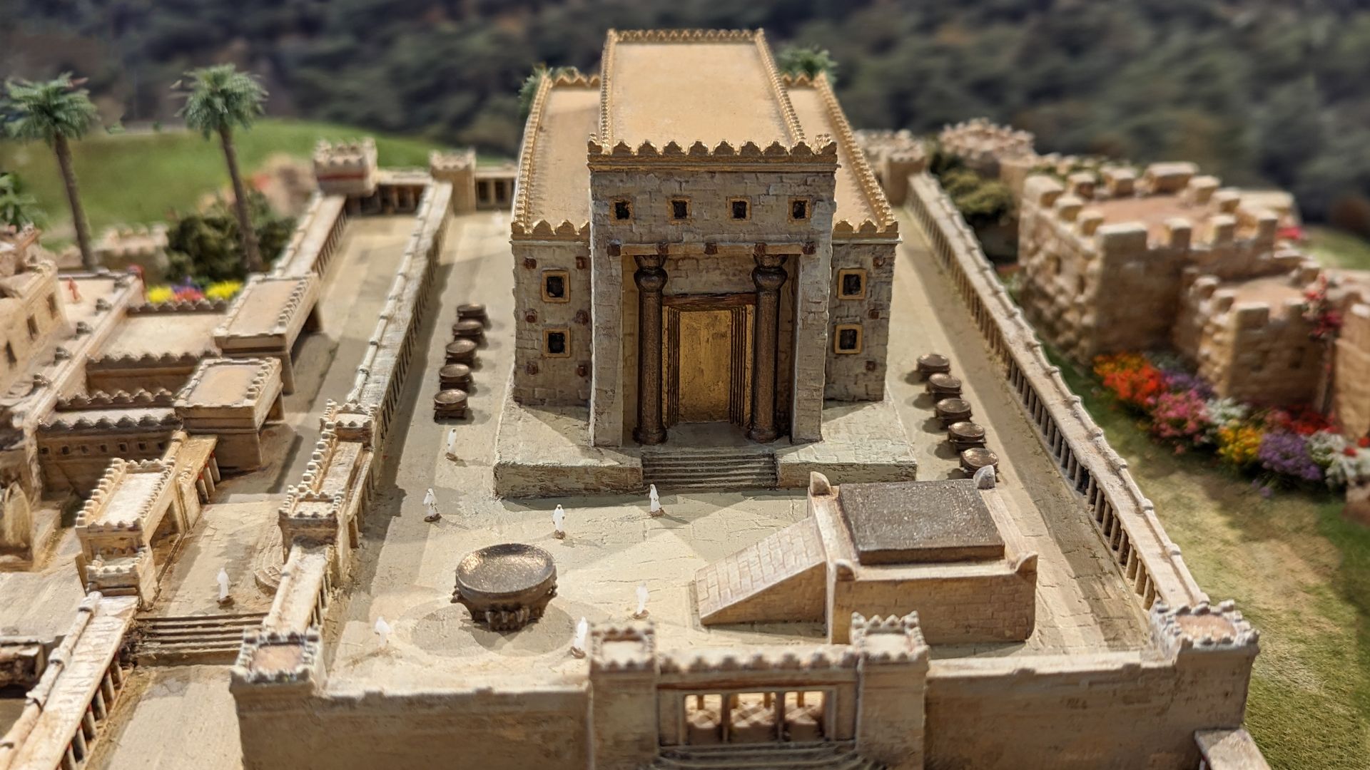 File:Model of Solomon's Temple - 04.jpg
