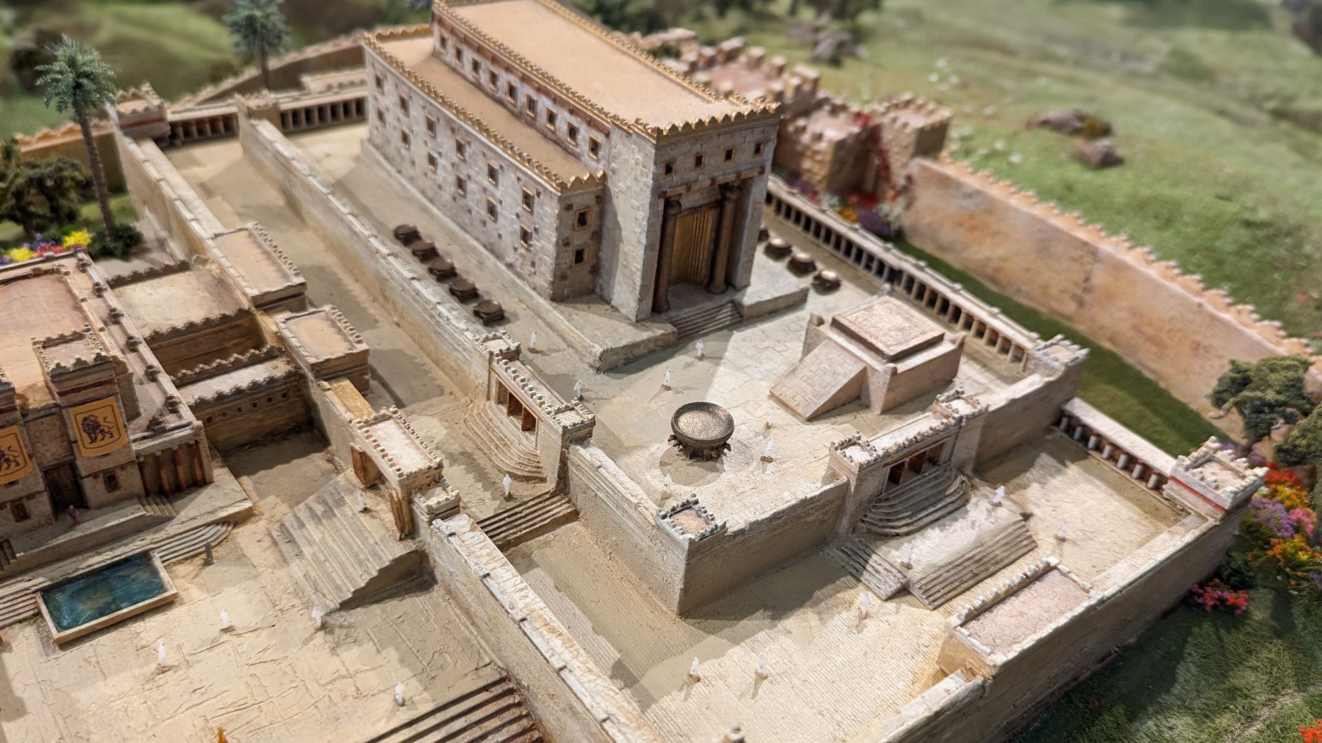 File:Model of Solomon's Temple - 03.jpg