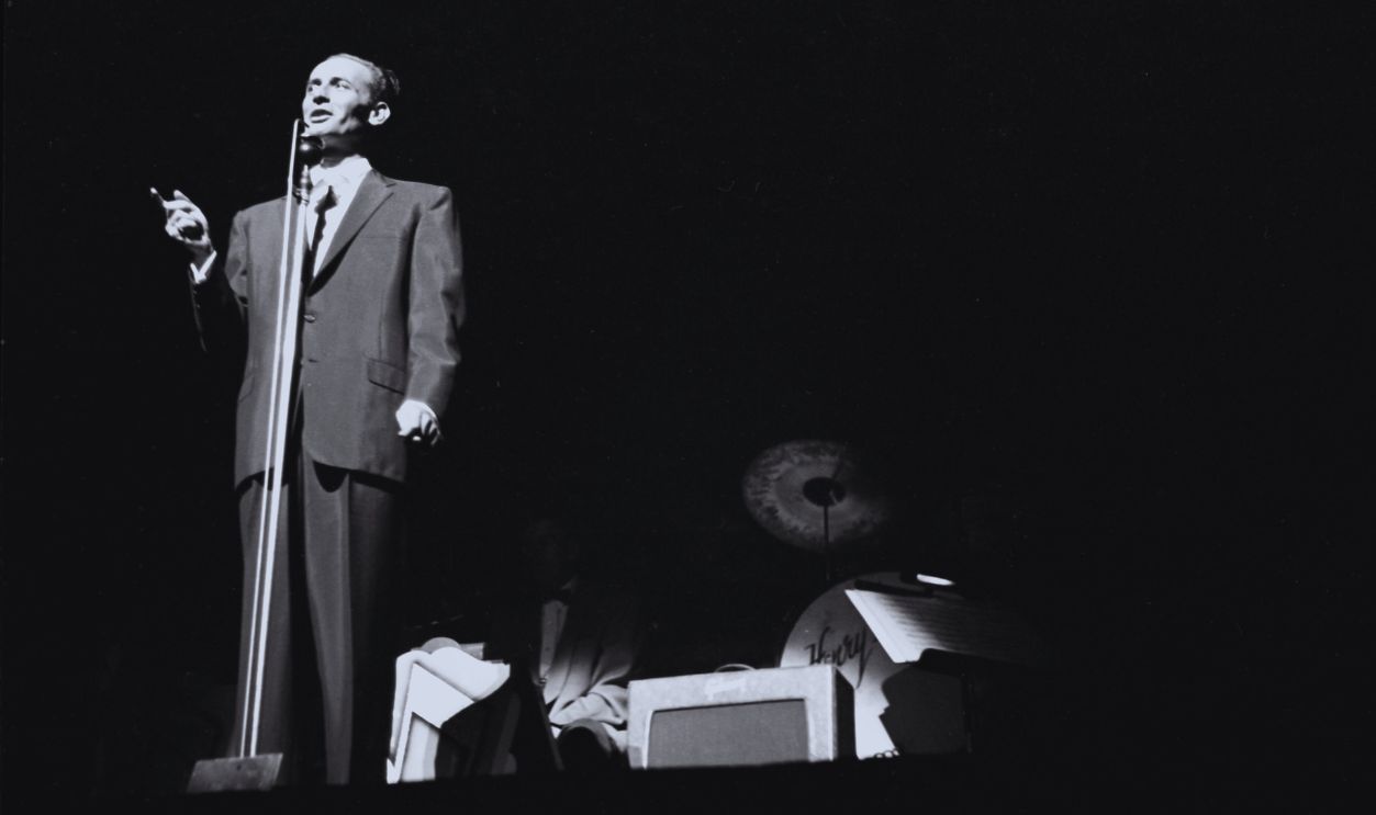 Gettyimages - 170902244, New York Paramount Performance NEW YORK - JUNE 19: Entertainer Joey Bishop performs onstage at the New York Paramount on June 19, 1952 in New York City, New York. 