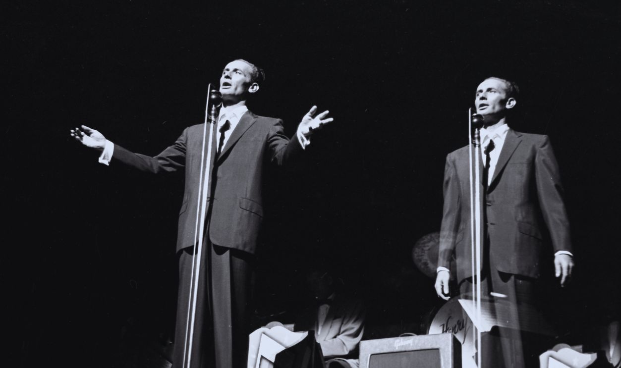 Gettyimages - 170902243, New York Paramount Performance NEW YORK - JUNE 19: (Editor's Note: Image is a double exposure) Entertainer Joey Bishop performs onstage at the New York Paramount on June 19, 1952 in New York City, New York. 