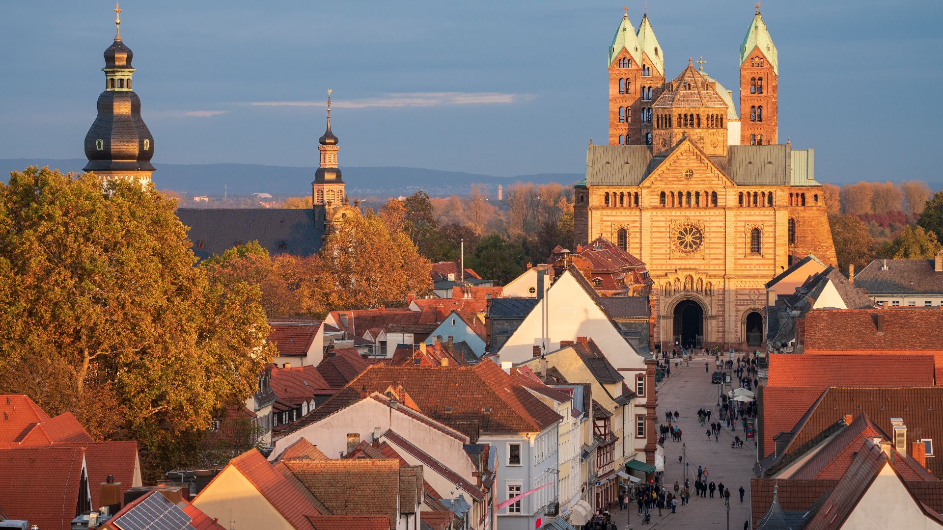 File:Speyer - Altstadt - Altpörtel - Blick auf Domfassade und Kirchtürme mit Abendsonne.jpg