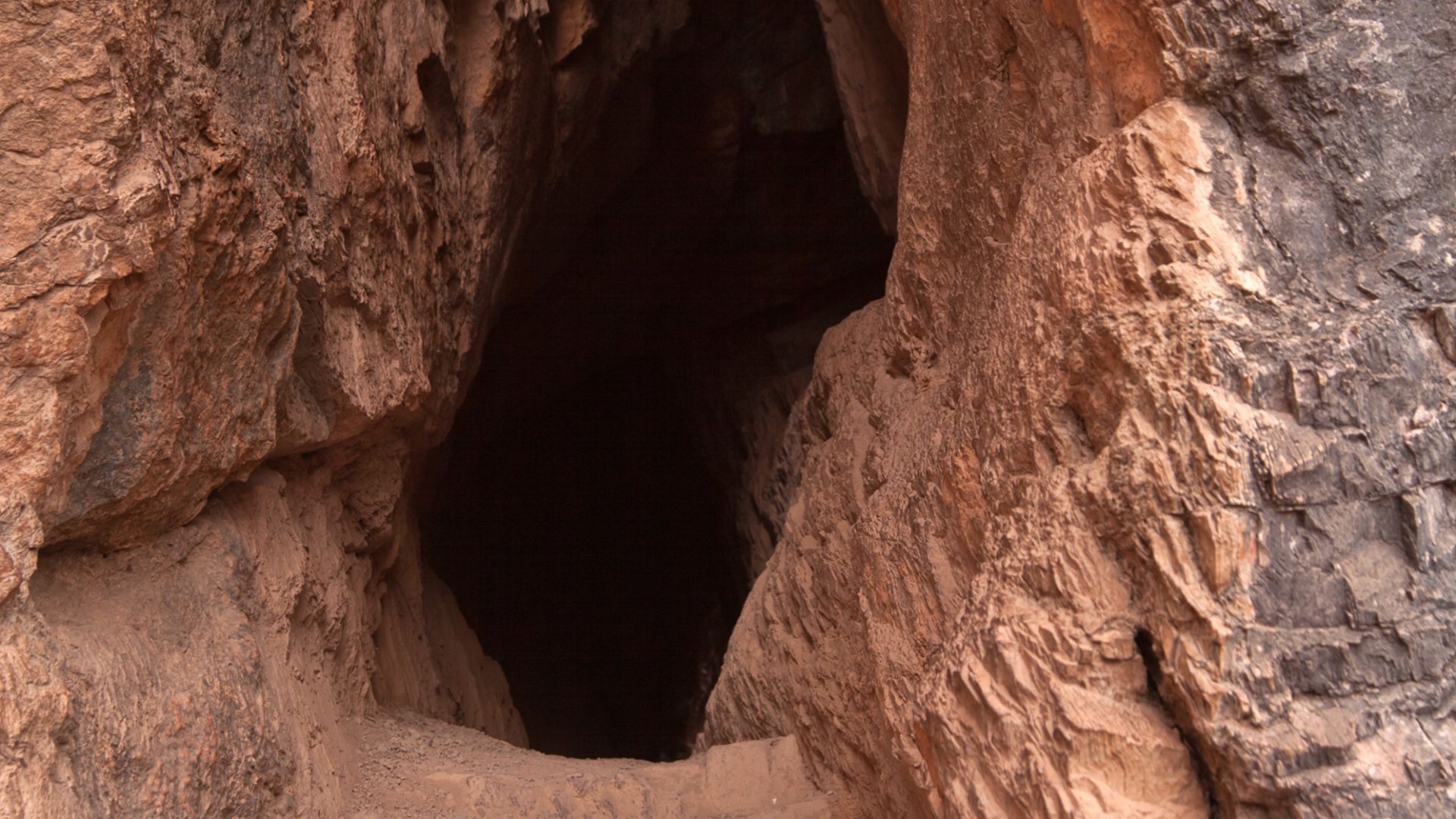 File:Peru Tunel Qallaqasa.jpg