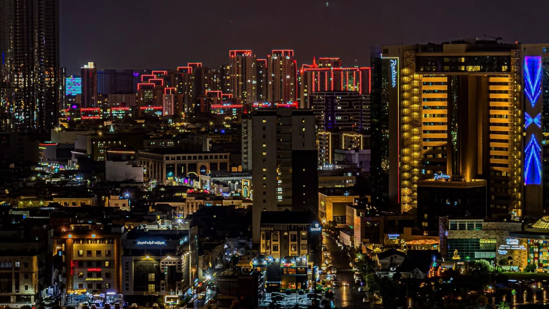 File:Erbil skyline at night-2025.png
