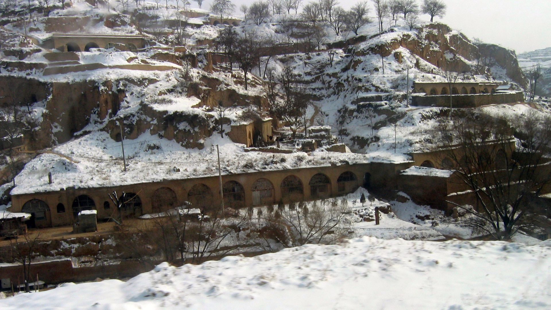 File:Snowfall on Yaodong, Qingjian County.jpg