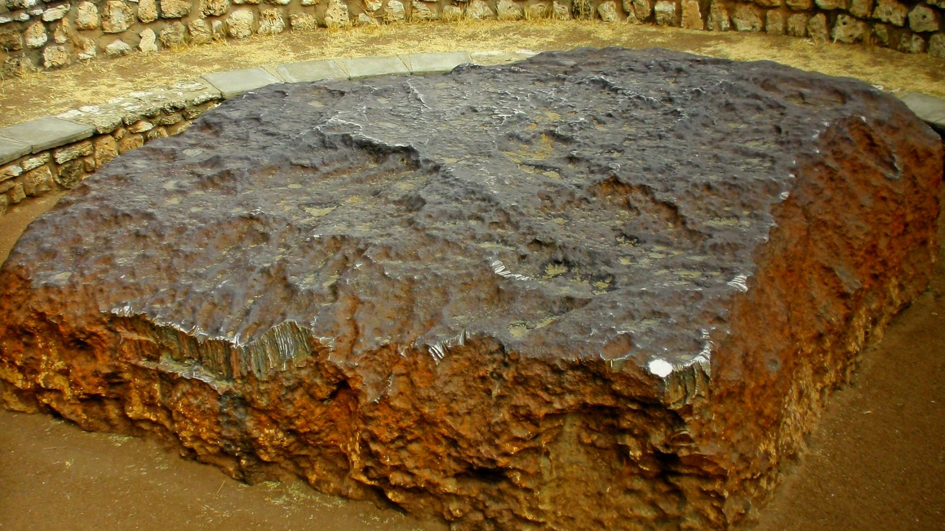 File:Hoba meteorite, Sosa.jpg