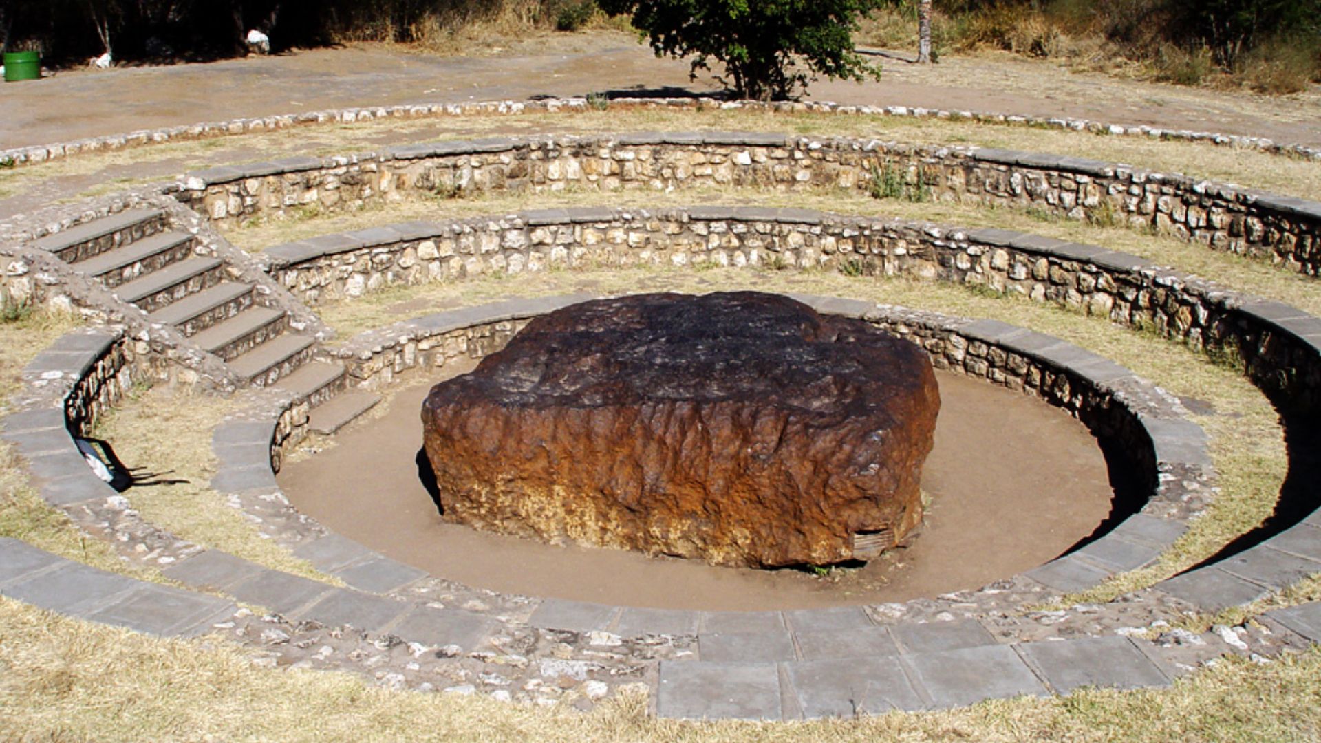 File:Hoba meteorite, Grootfontein3.jpg