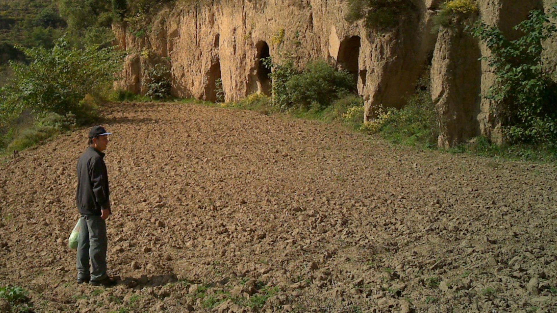 File:古老窑洞前的沉思者 - panoramio.jpg