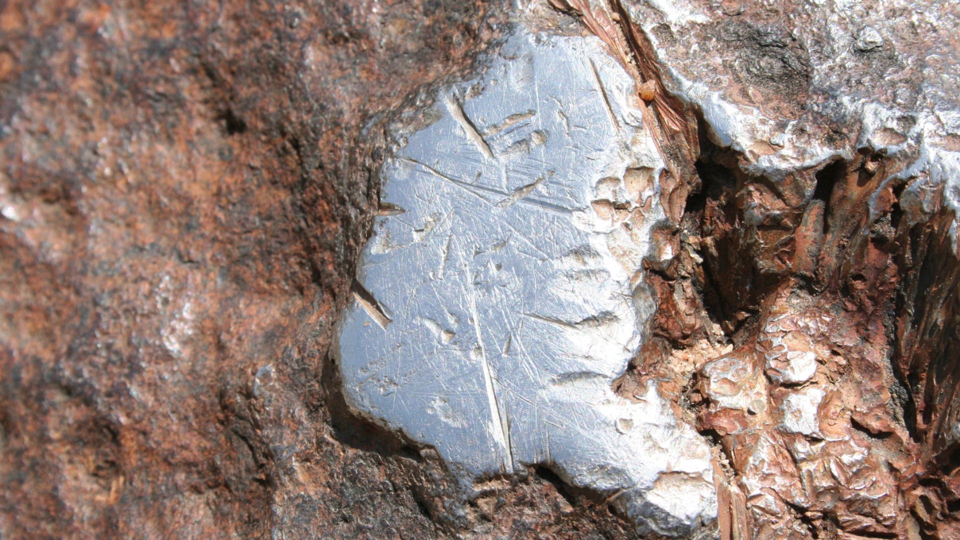 File:Hoba Meteorite vandalism.jpg