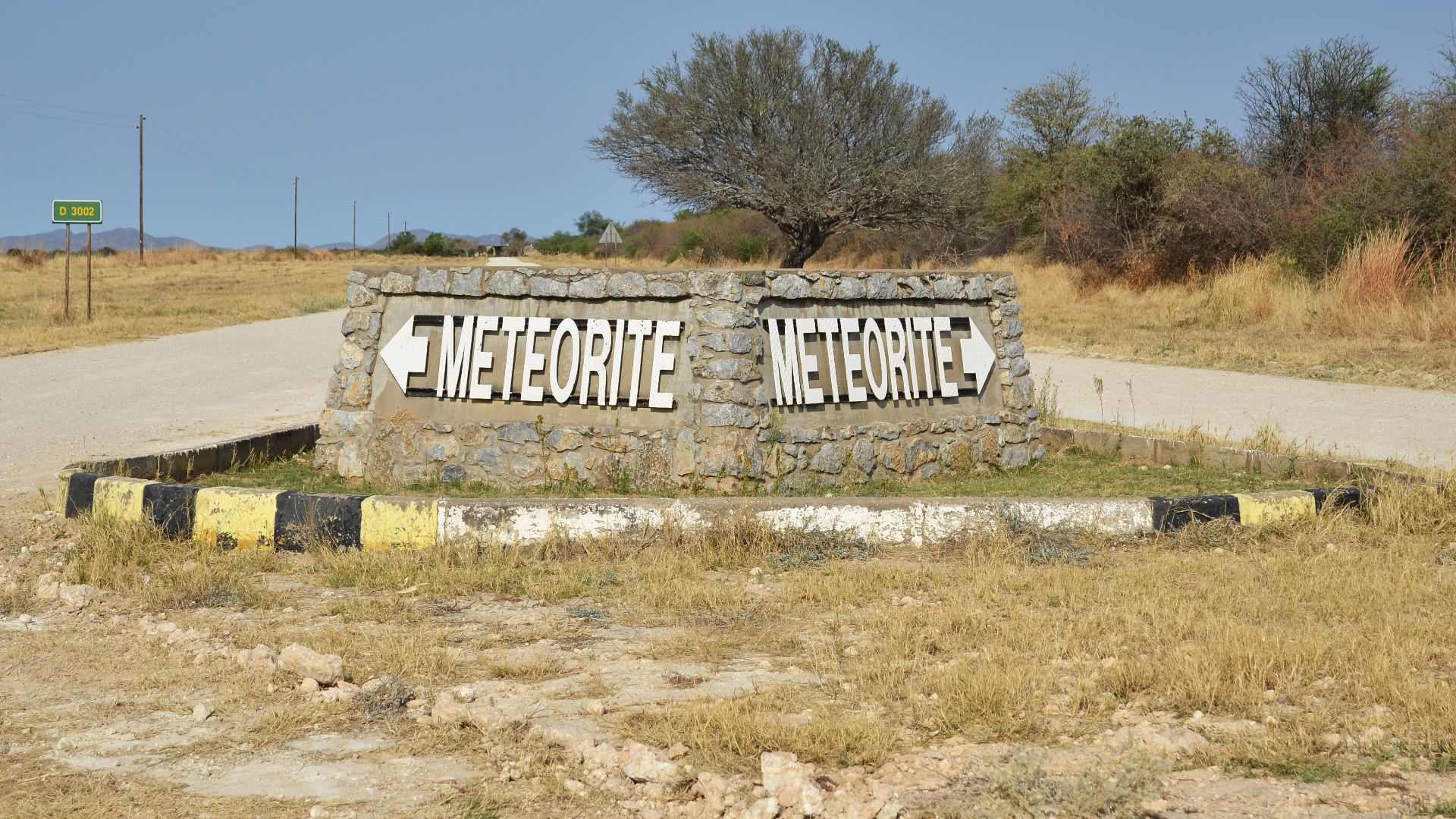 File:Příjezdová cesta k meteoritu - panoramio.jpg