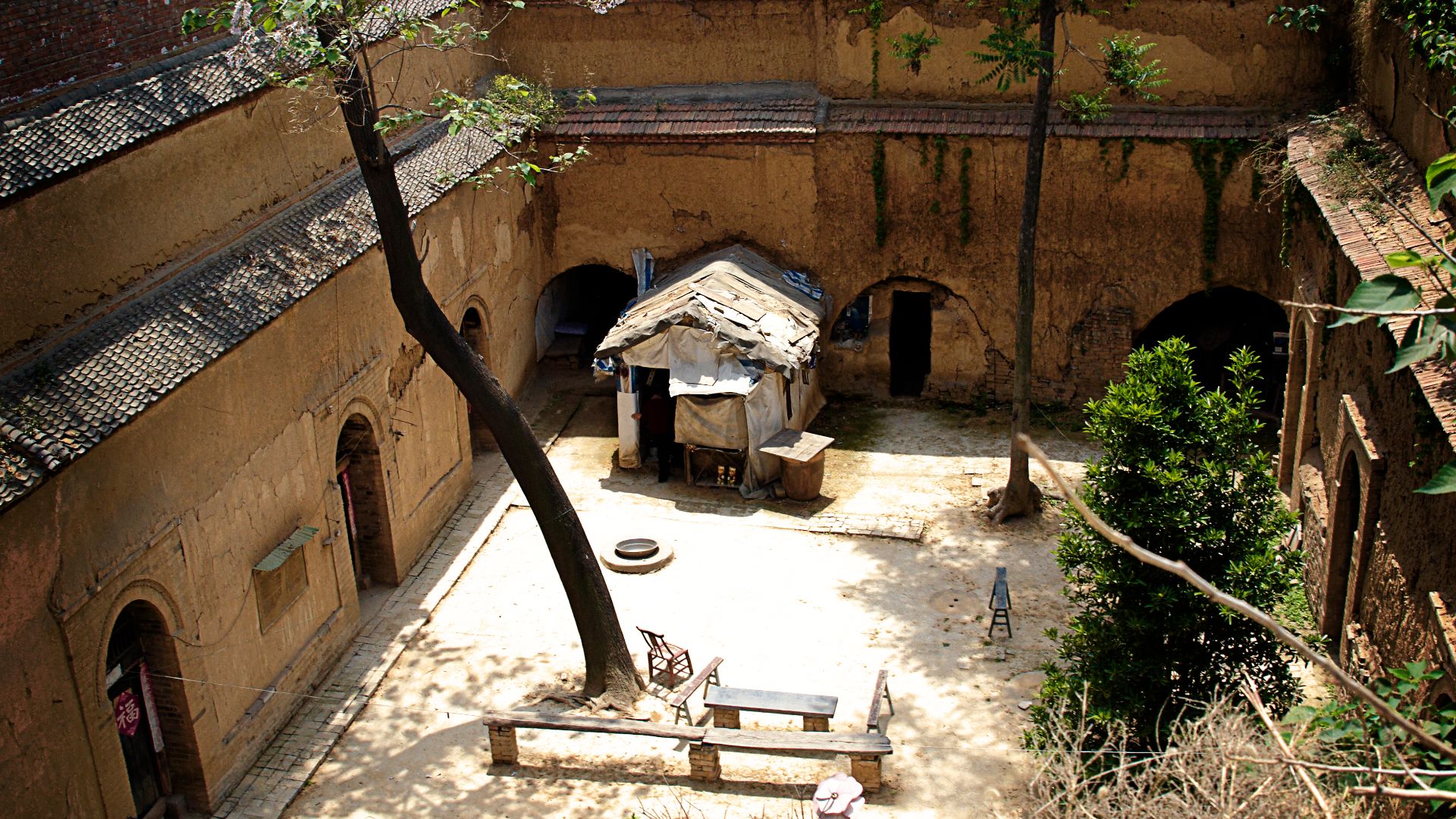 File:Cave Dwelling - Courtyard.jpg