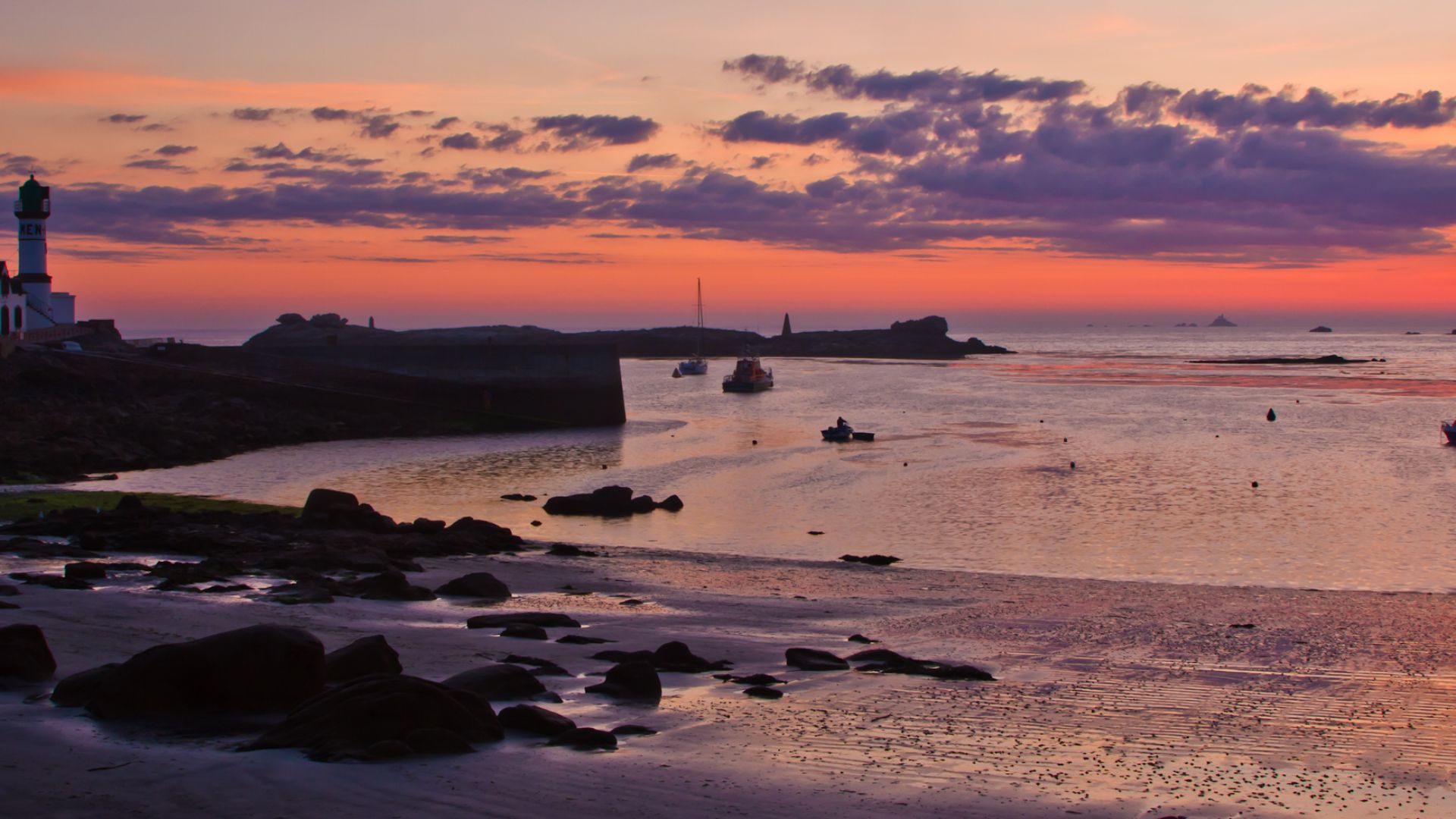 File:Lever soleil sur le quai des Paimpolais-Ile de Sein-Brittany-France.jpg