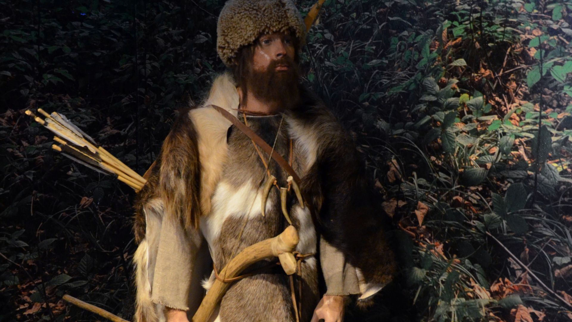 File:02015 0942 Jungsteinzeitliche Kleidung aus Beskiden.JPG