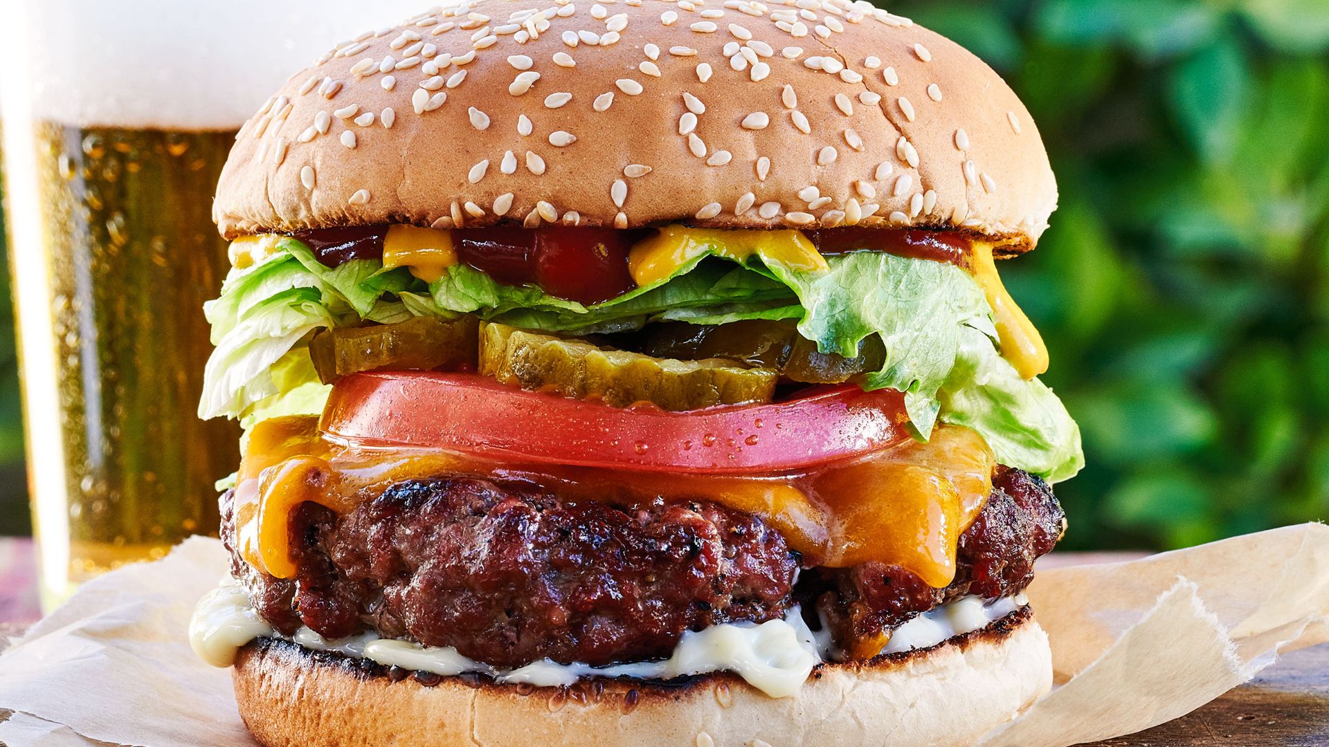 File:190524-classic-american-cheeseburger-ew-207p.jpg