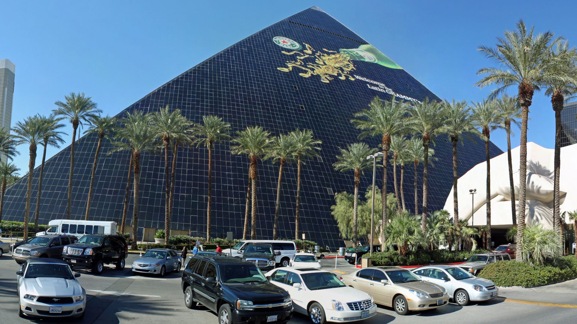 File:Luxor Hotel in Las Vegas - panoramio.jpg