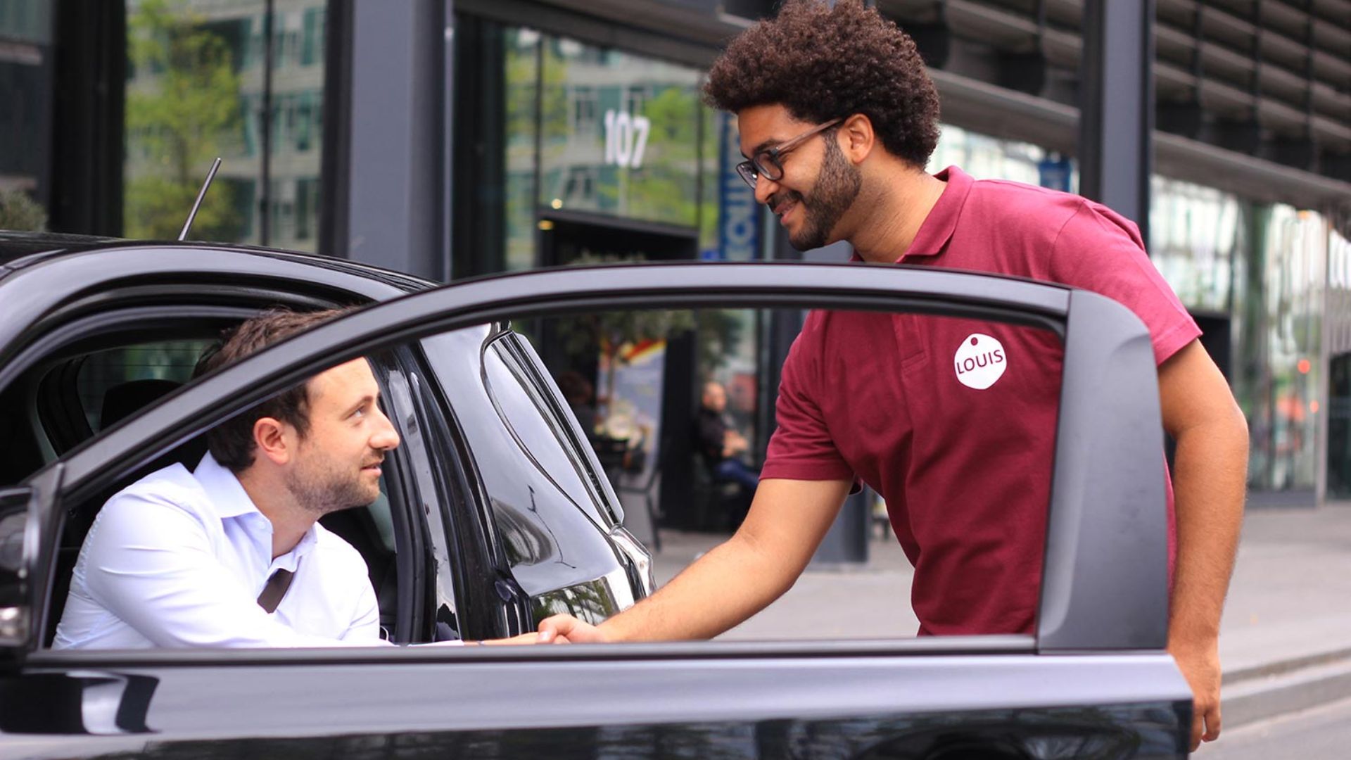 File:Voiturier à la demande réceptionne un véhicule.jpg