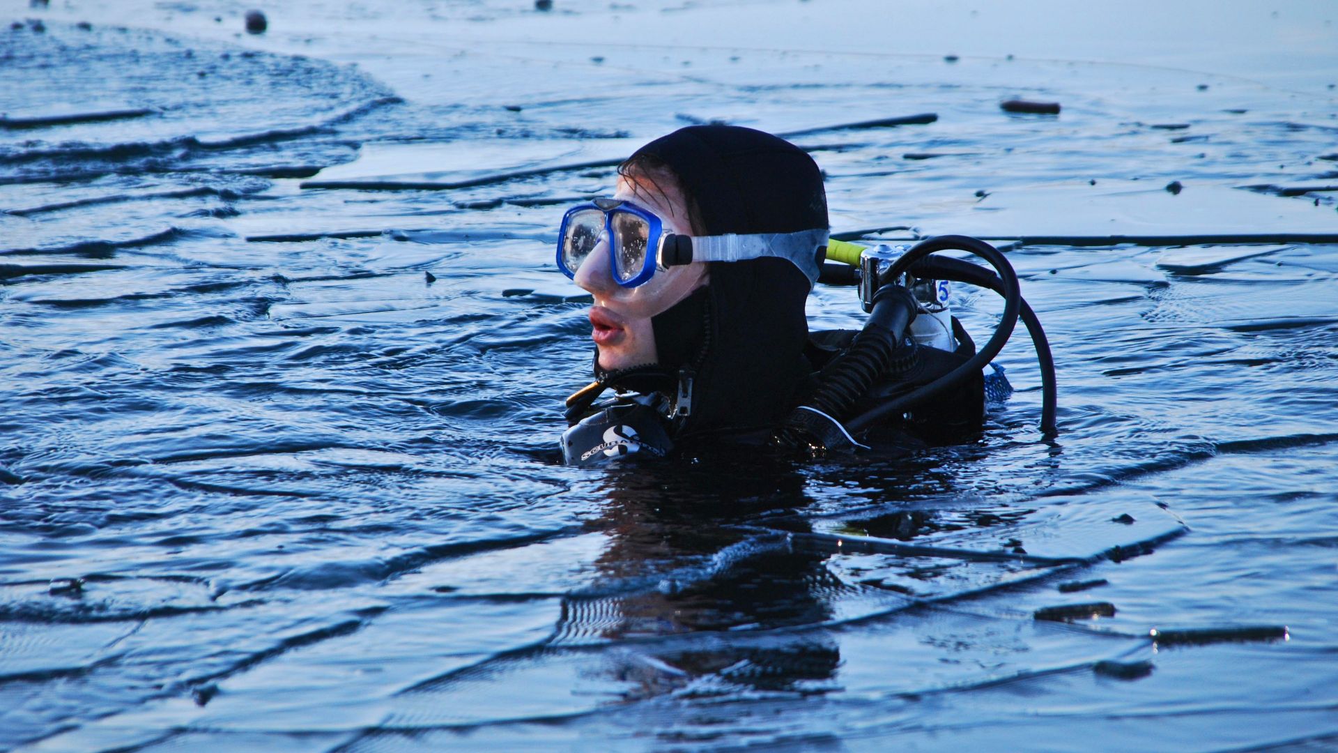 File:Lake Velenje scuba diving 2010 2.jpg