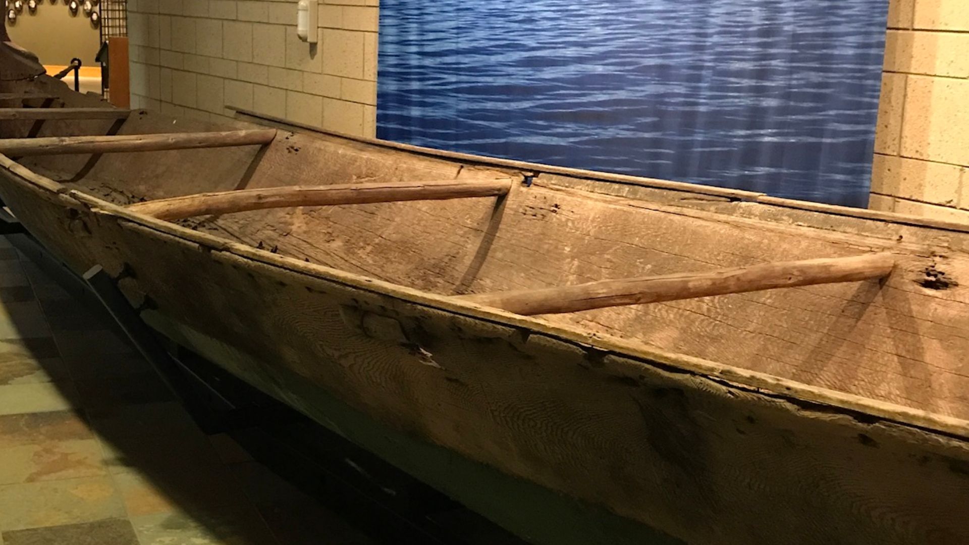 File:Ancient Canoe Hibulb Cultural Center, Tulalip Washington.jpg