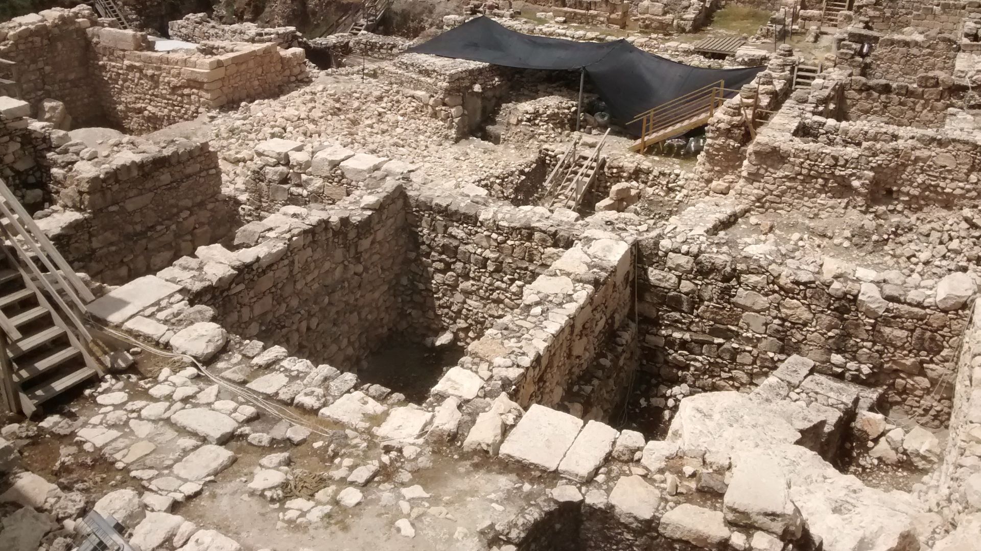 File:Acra fortress 20170421 113317428.jpg