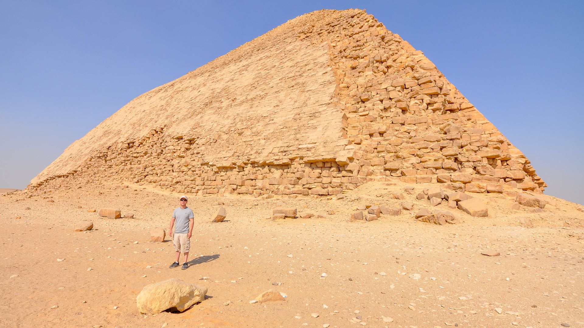 File:Bent Pyramid featuring the original polished limestone outer casing that the pyramids used to have (14792677691).jpg