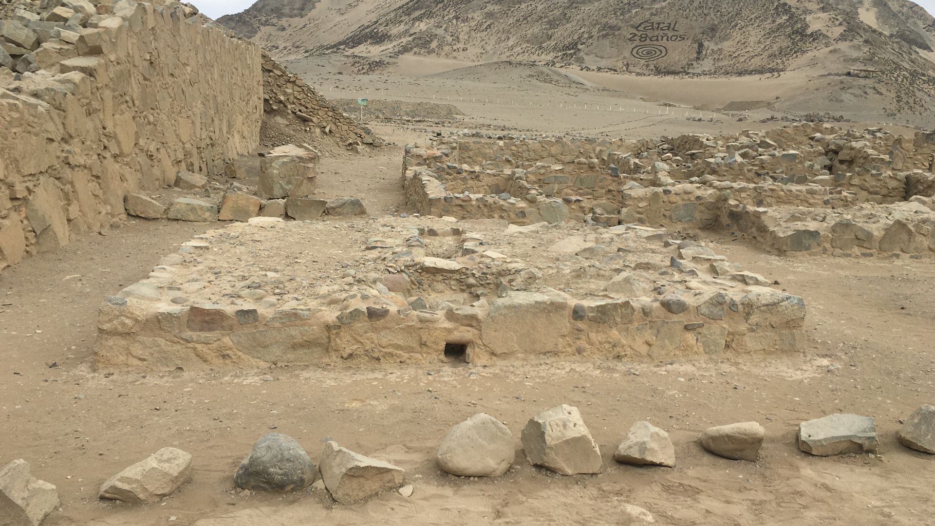 File:Conductos de aire para mantener antorchas encendida.jpg