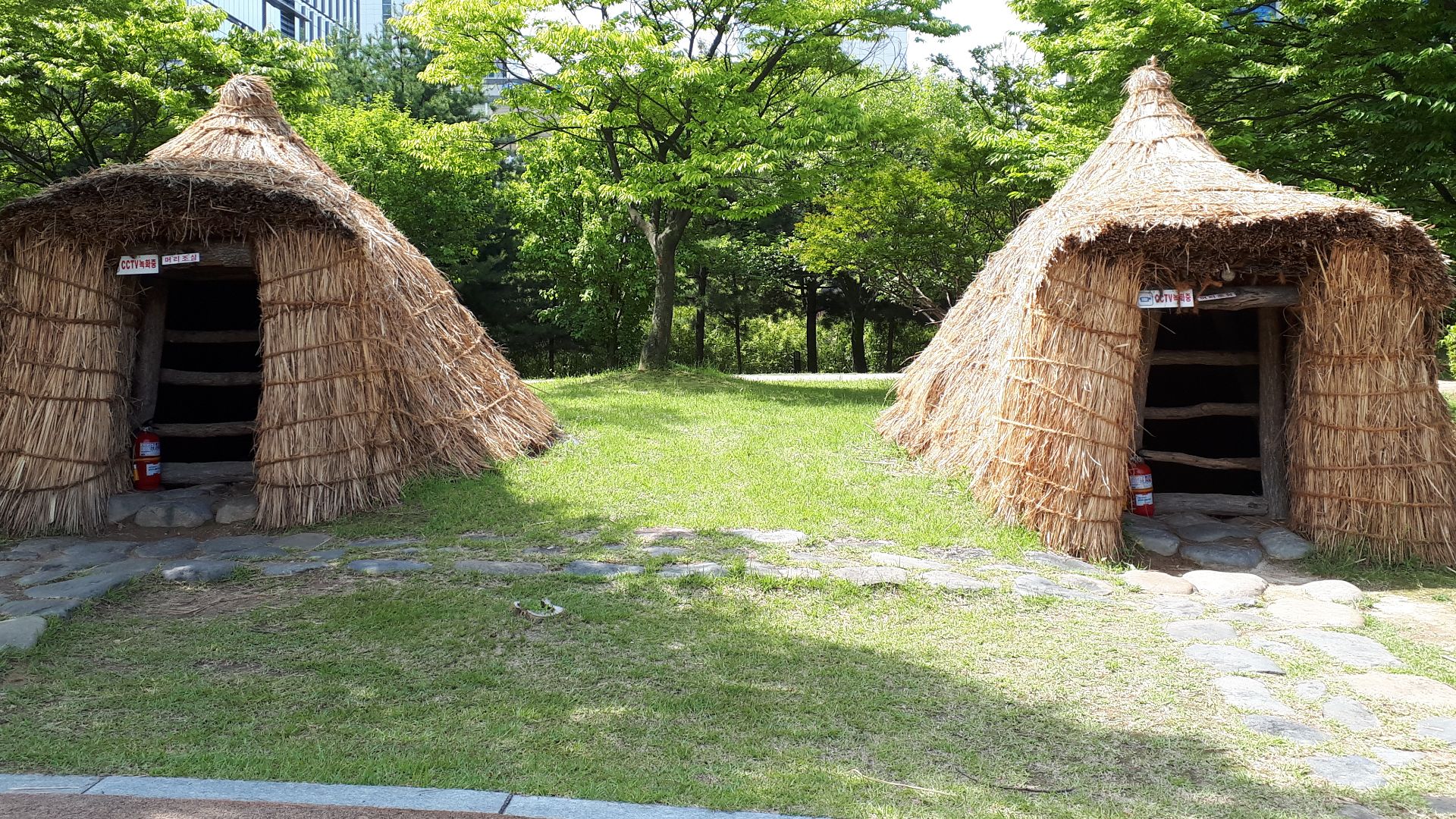 File:Neolithic Pit house in Dunsan prehistoric site.jpg